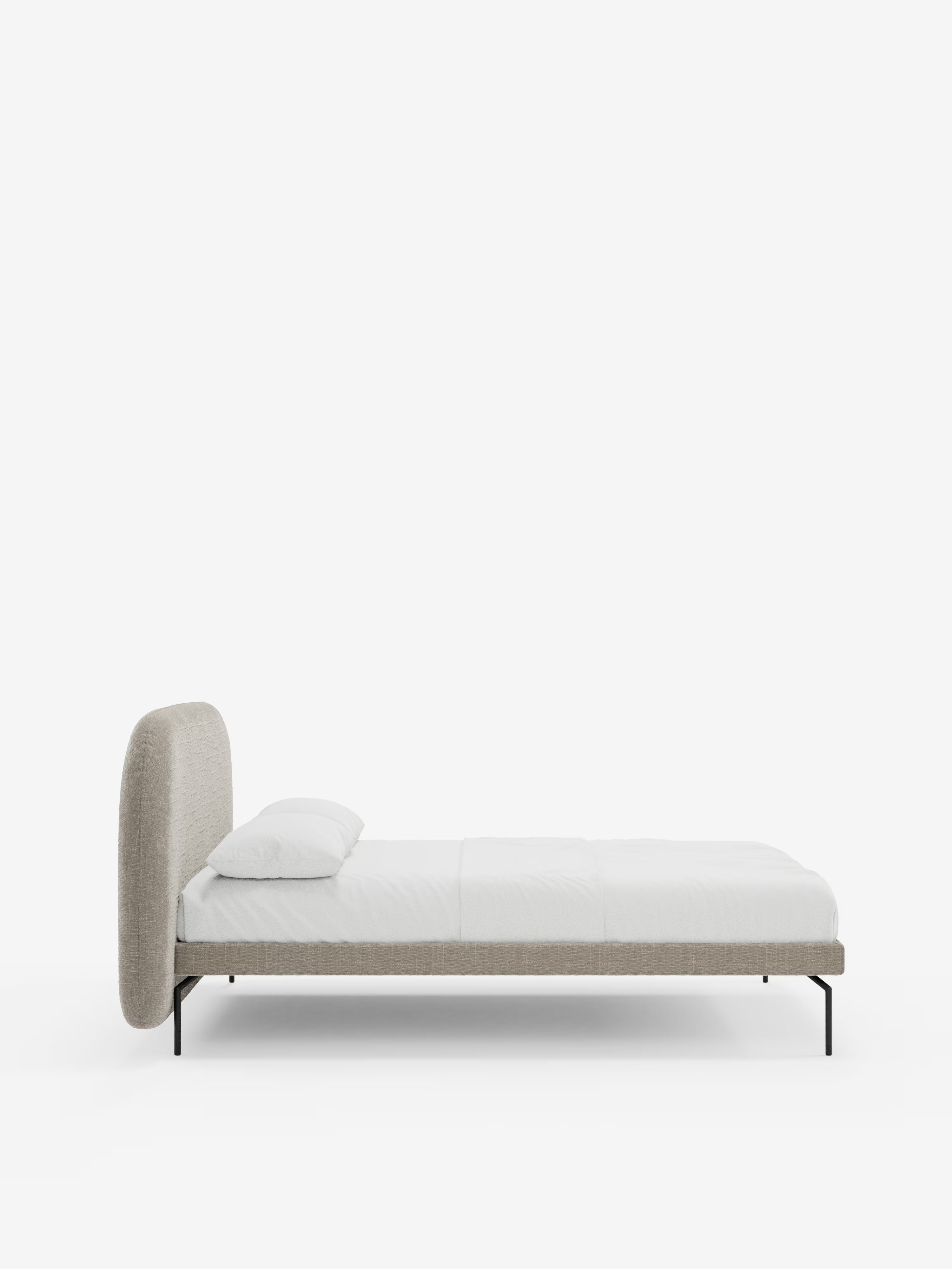 Soleil Cama acolchada de diseño con patas de metal y tejido jacquard antimanchas
