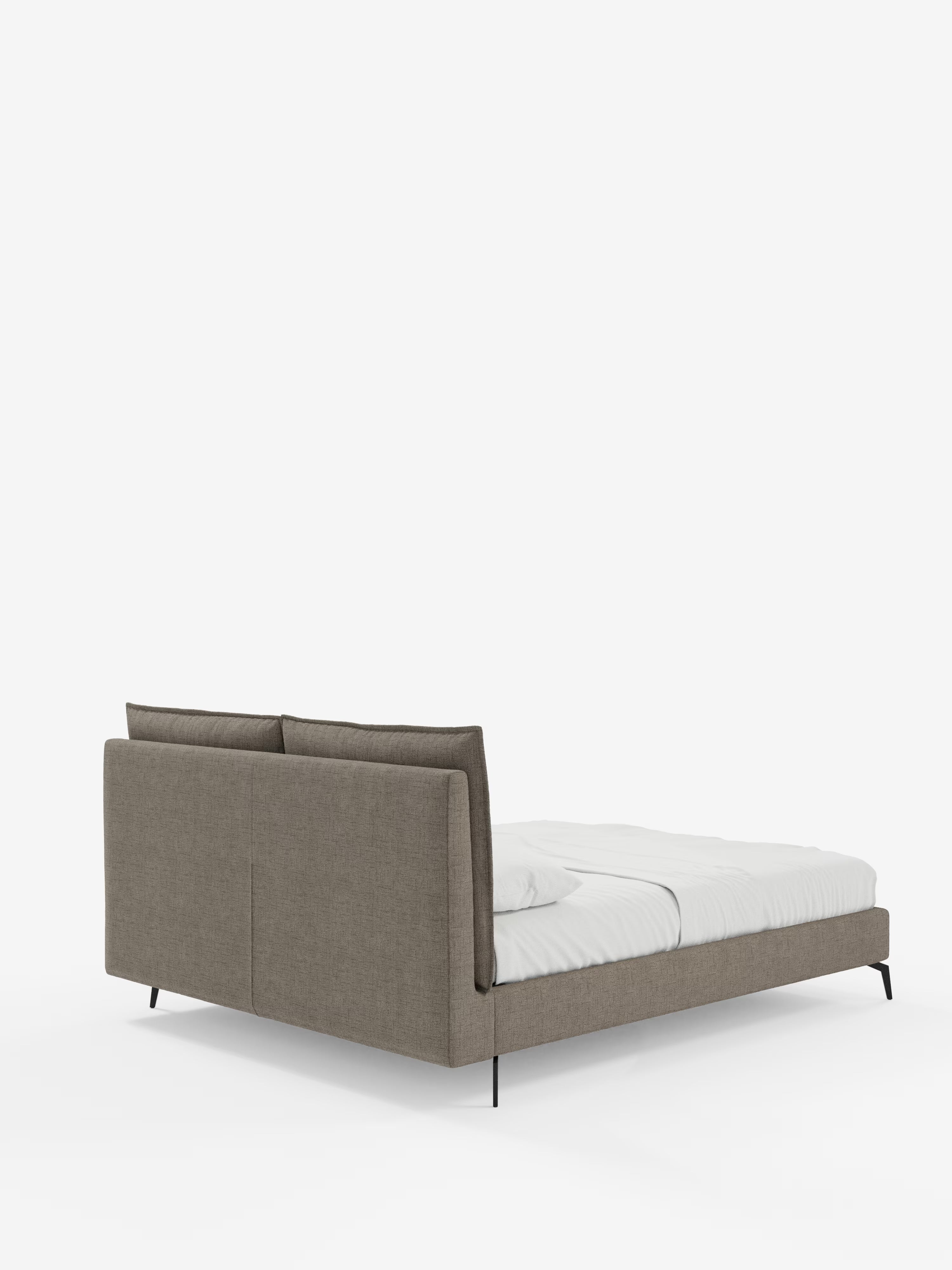 Cloe Cama acolchada de diseño elegante con patas de metal y tejido flameado impermeable