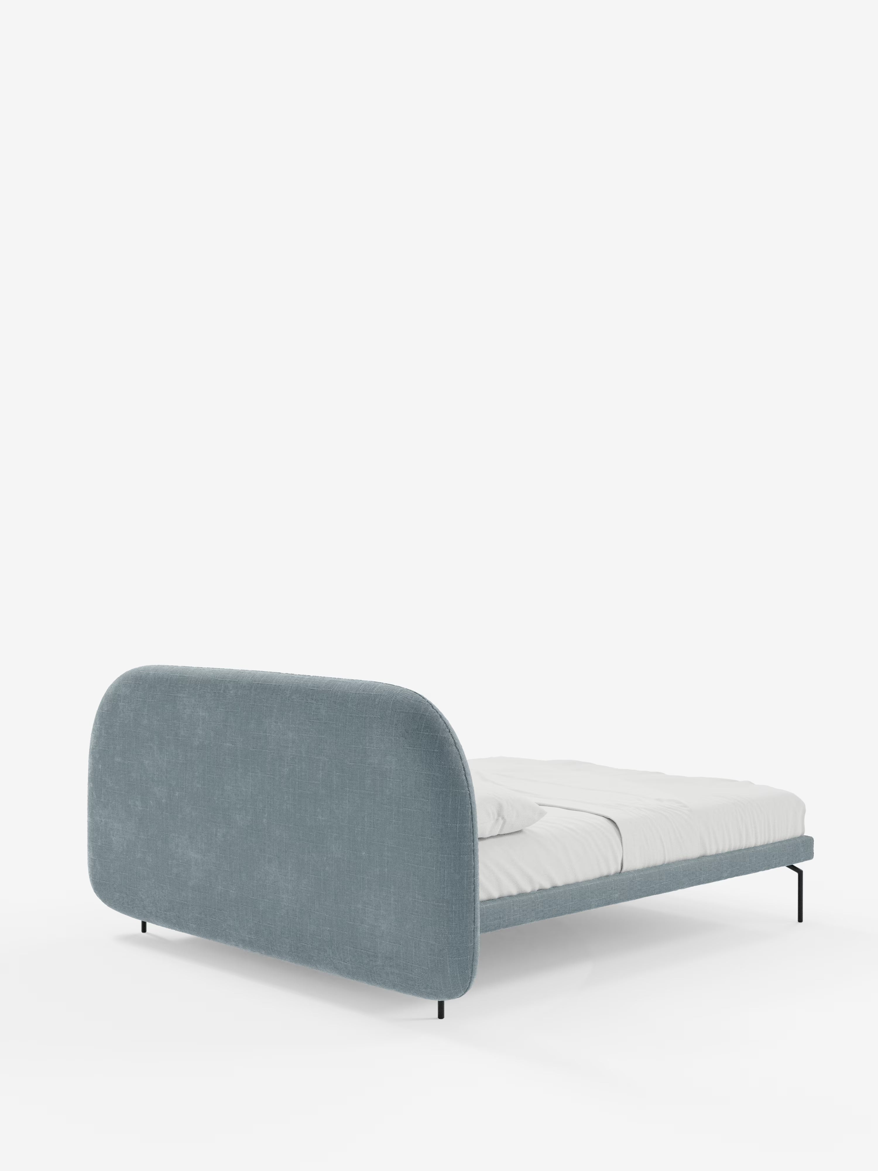 Soleil Cama acolchada de diseño con patas de metal y tejido jacquard antimanchas