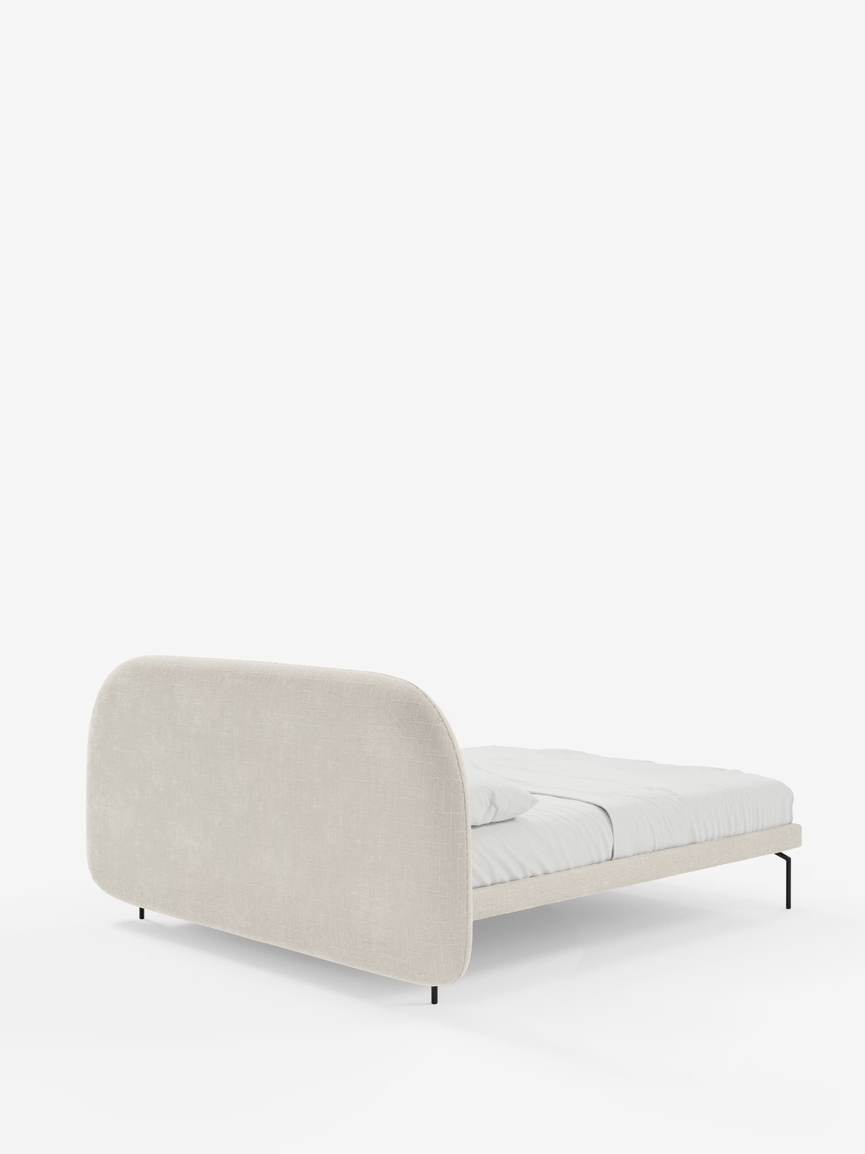 Soleil Cama acolchada de diseño con patas de metal y tejido jacquard antimanchas