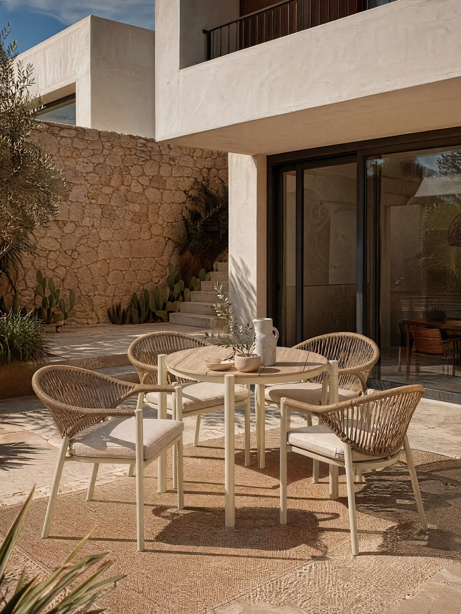 Abela set de comedor de exterior con mesa redonda Ø90 cm y 4 sillas de aluminio y ratán natural