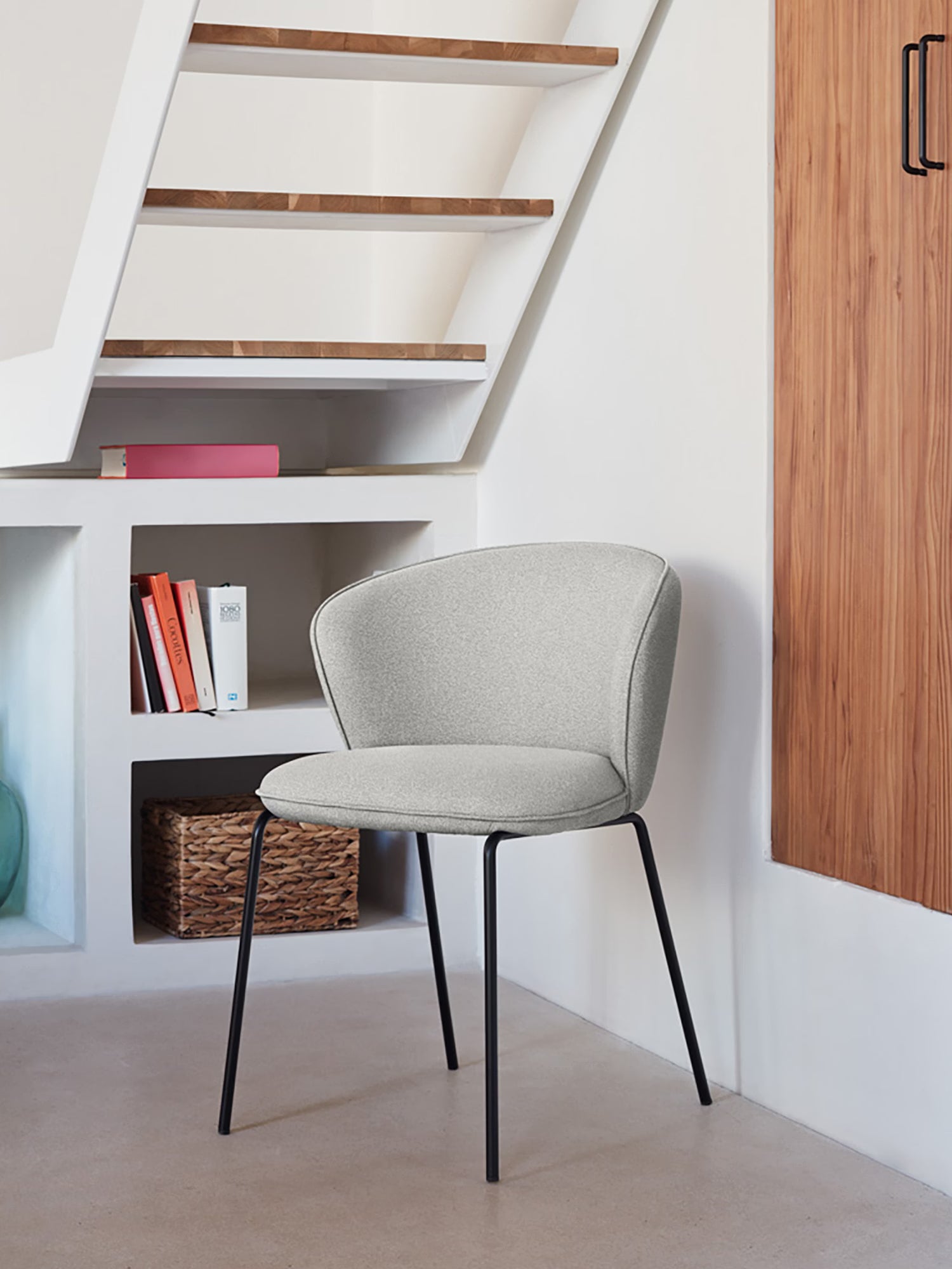Add Silla tapizada en tejido reciclado y sostenible con diseño ergonómico