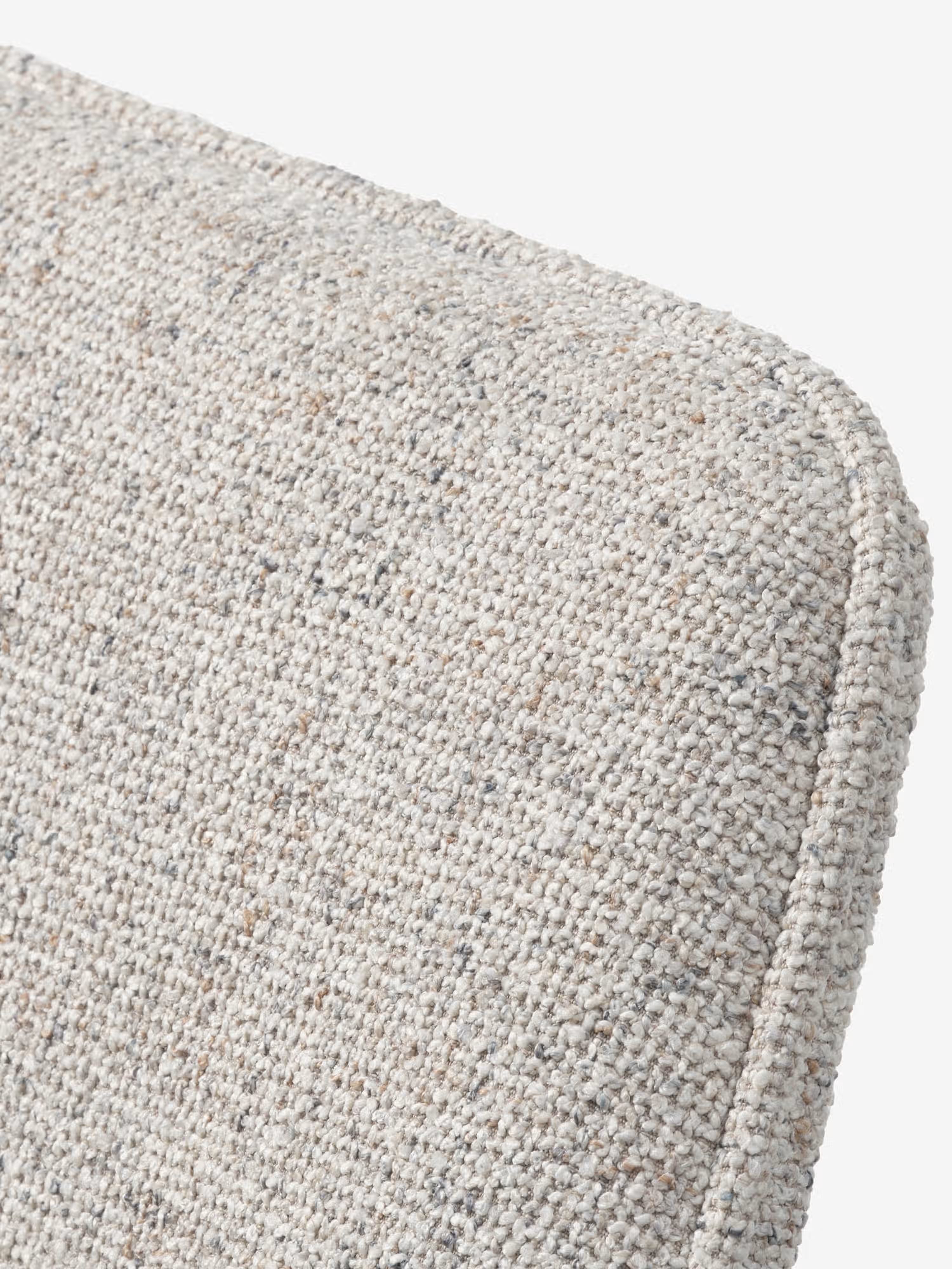 Alma silla giratoria tapizada en tela bouclé melange con base de metal negro