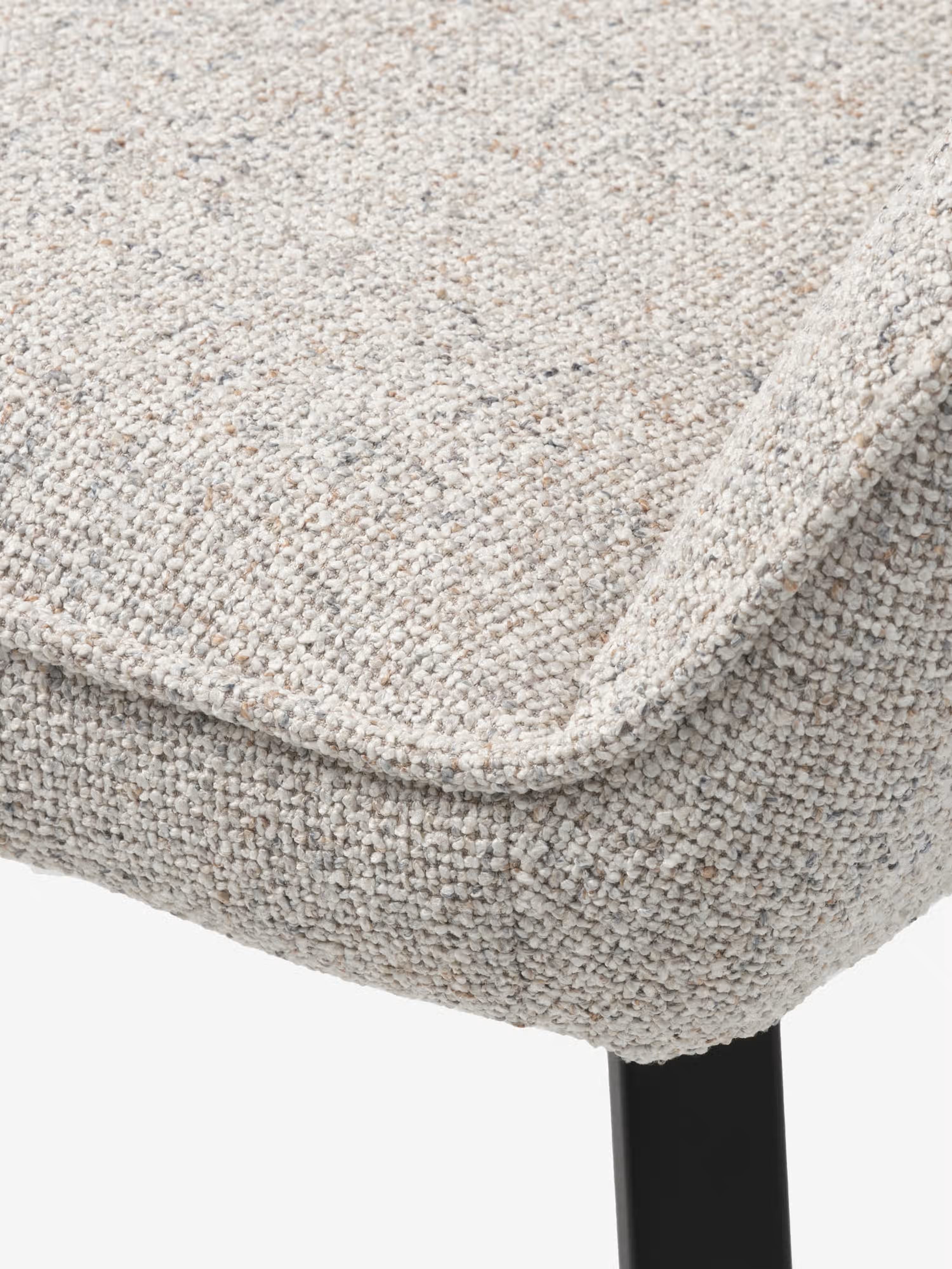Alma silla giratoria tapizada en tela bouclé melange con base de metal negro