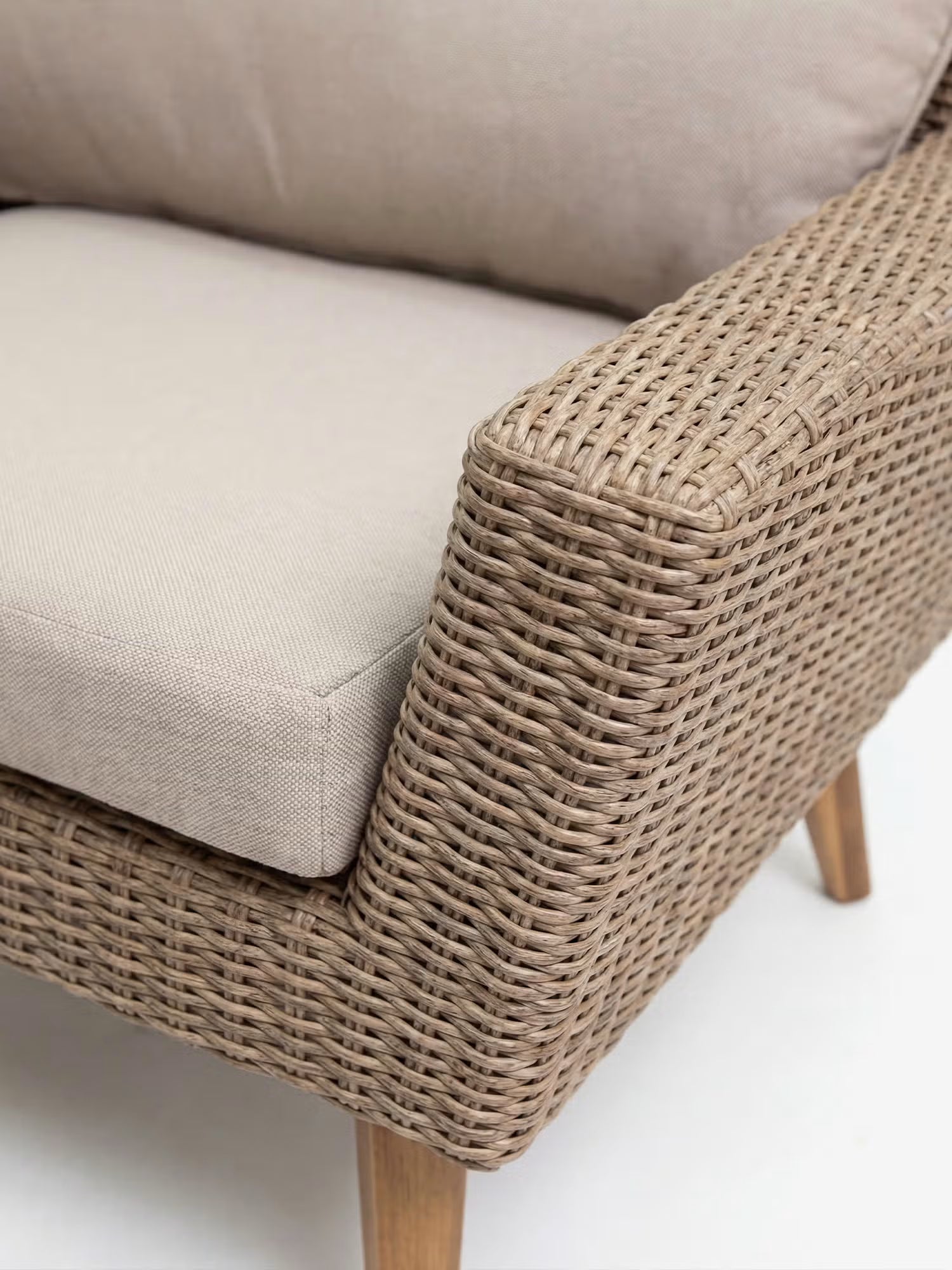Evara Set de exterior de poliratán natural con sofá, 2 sillones y mesa de centro