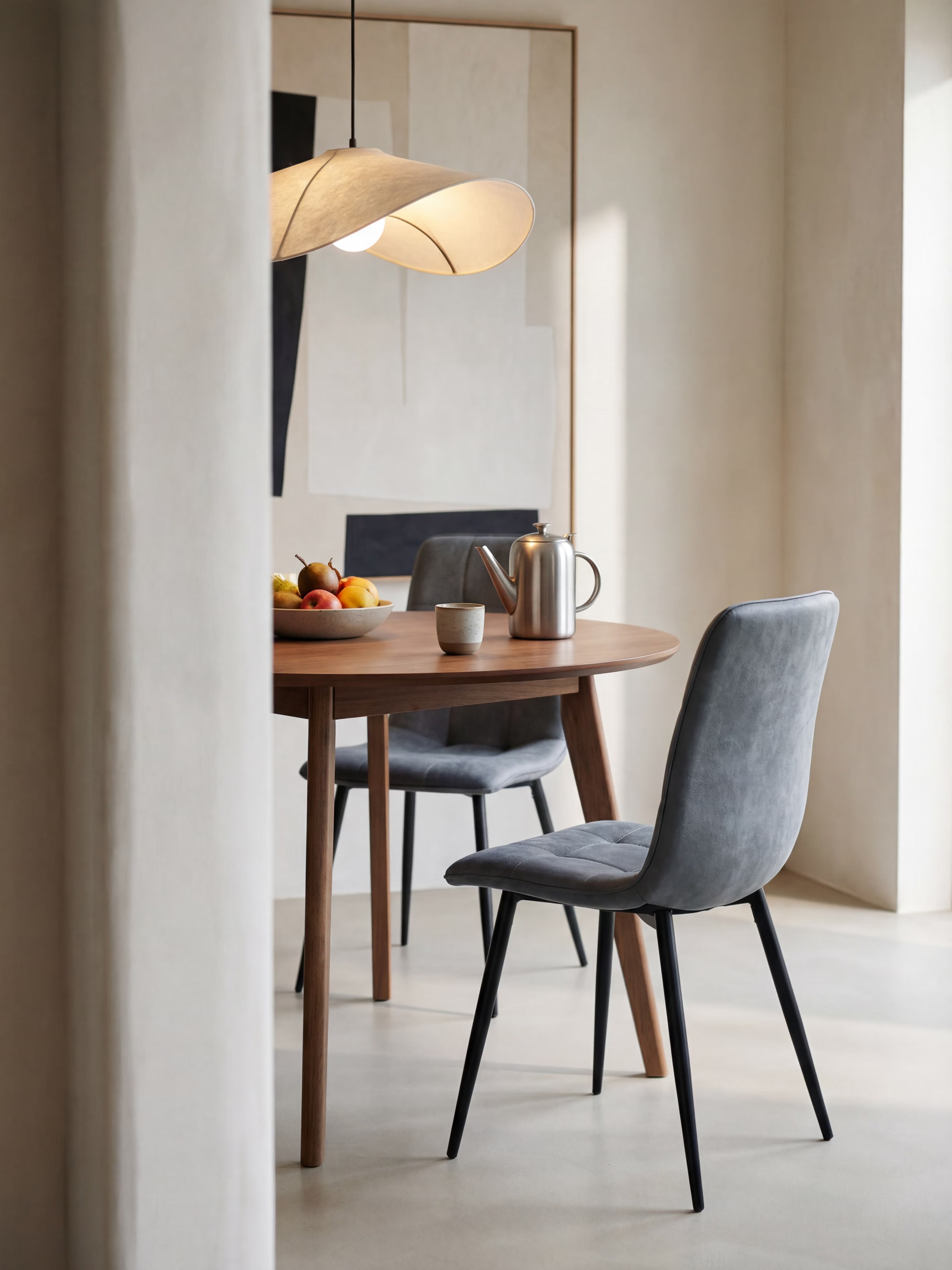 Arca silla de ecopiel azul con patas de metal pintado negro