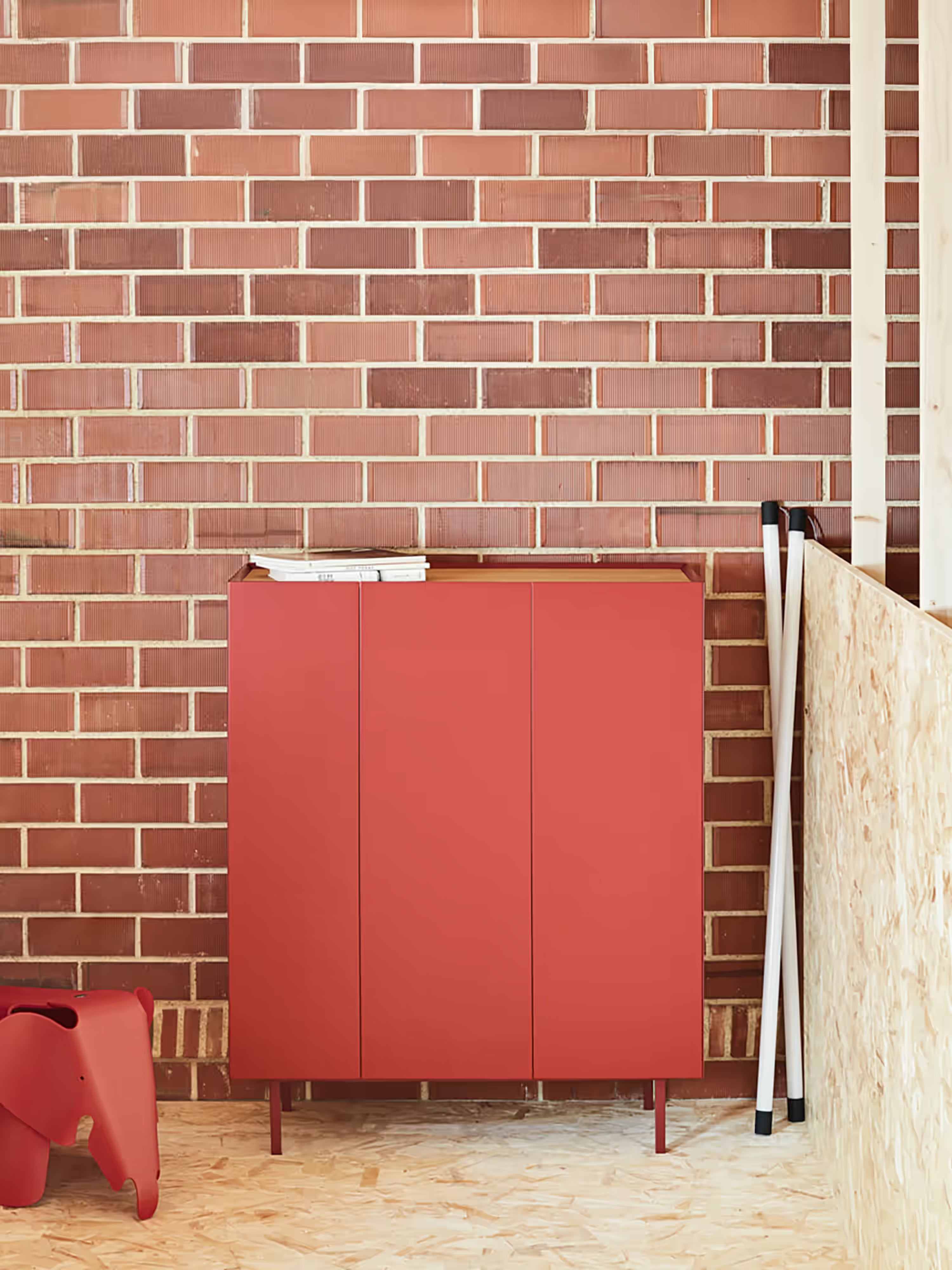 Arista tall sideboard in burgundy and light oak - 3 doors and 10 bottle compartments 95 x 120 cm