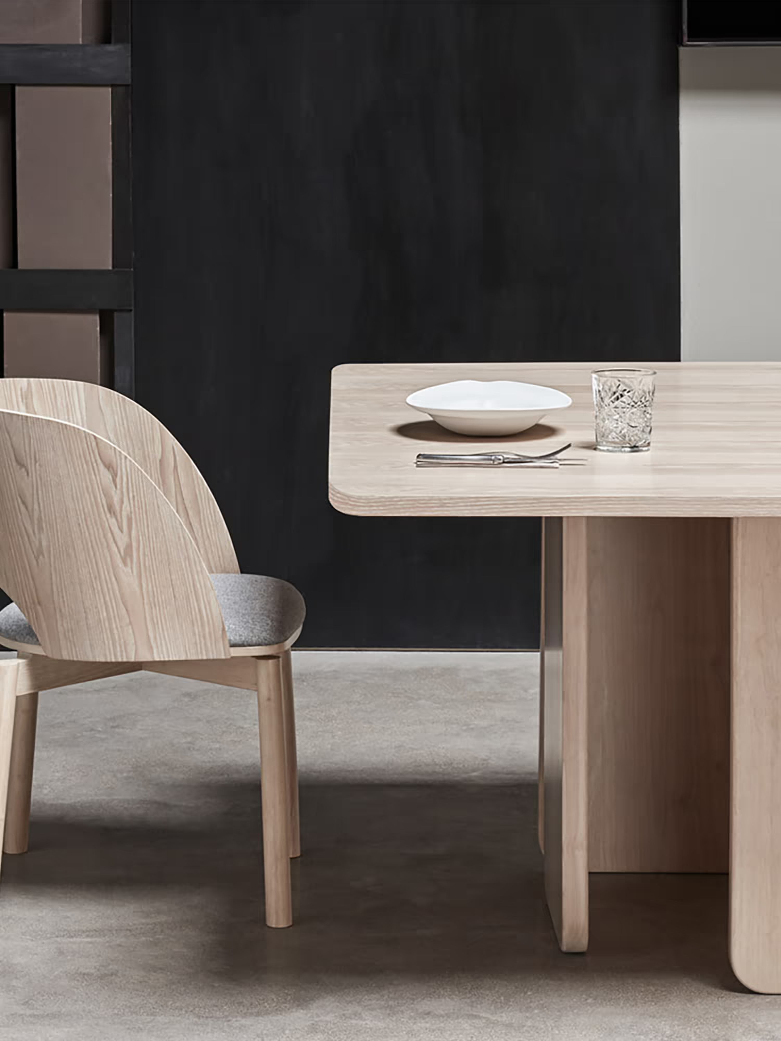 ARQ Mesa de comedor cuadrada en fresno natural o negro 137 cm