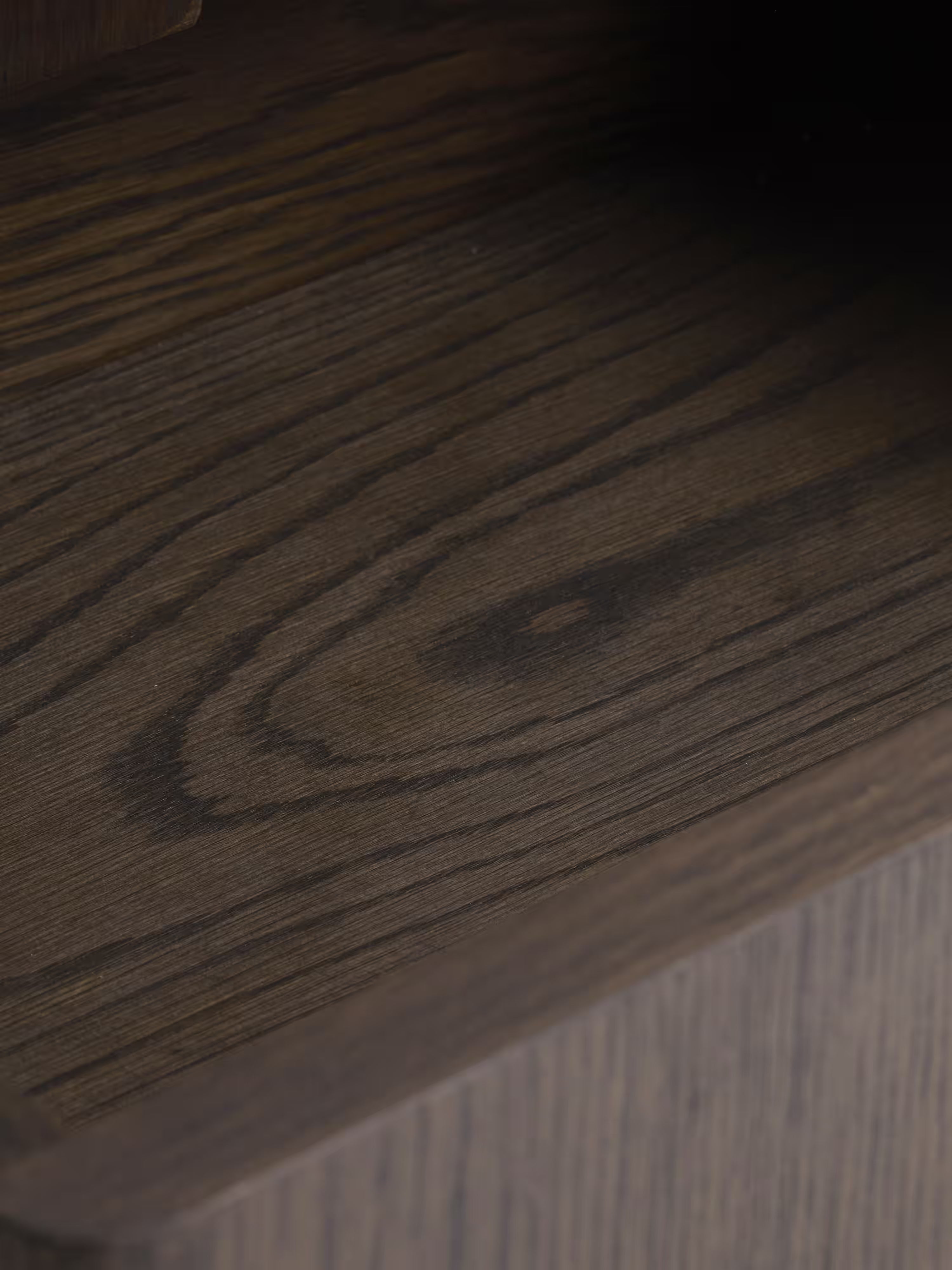 Mueble TV Arun en madera maciza oscura y acabados de latón 160 x 55 cm