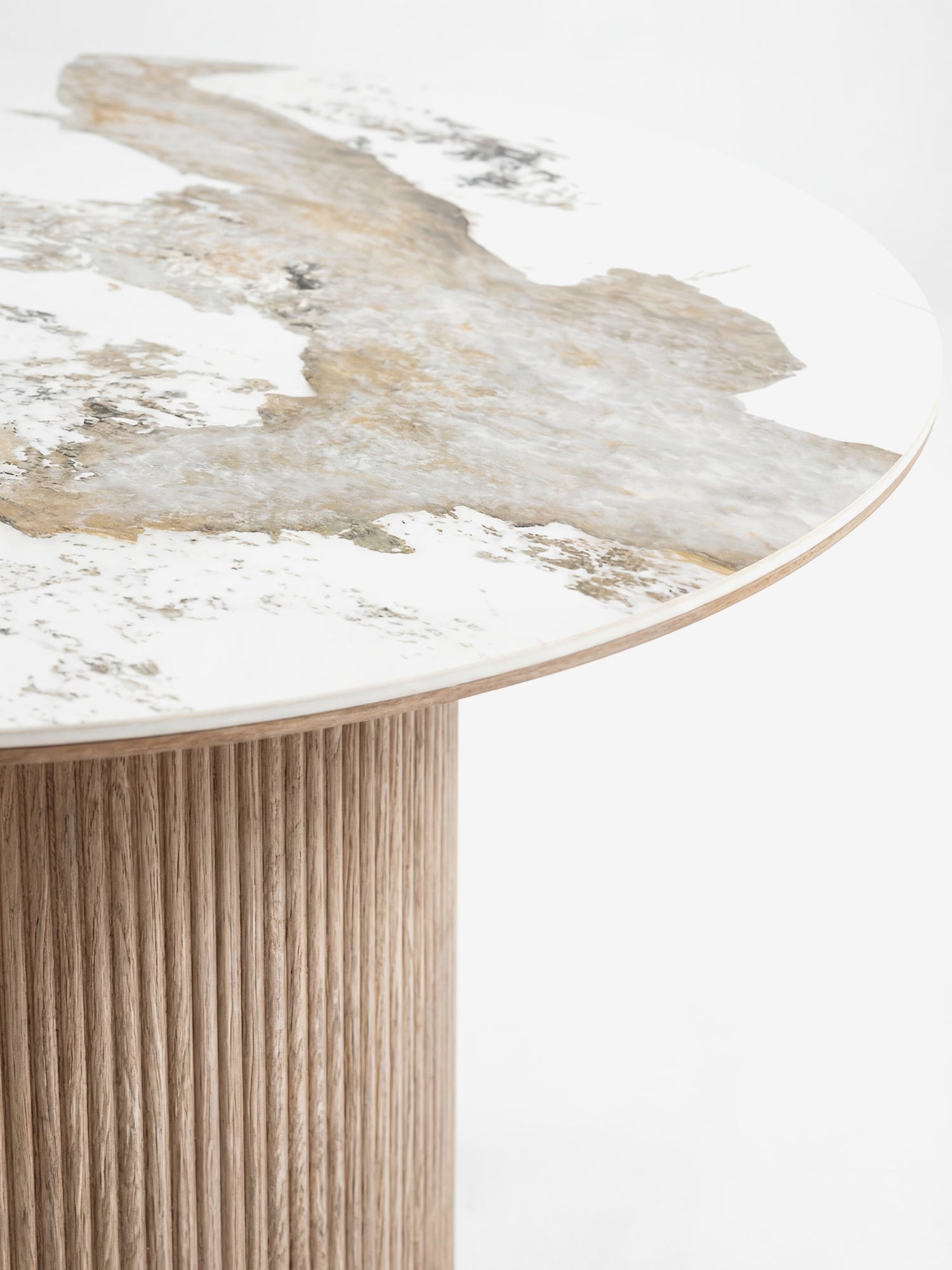Athens Mesa de comedor redonda con sobre de cerámica blanca efecto mármol y base cilíndrica efecto madera