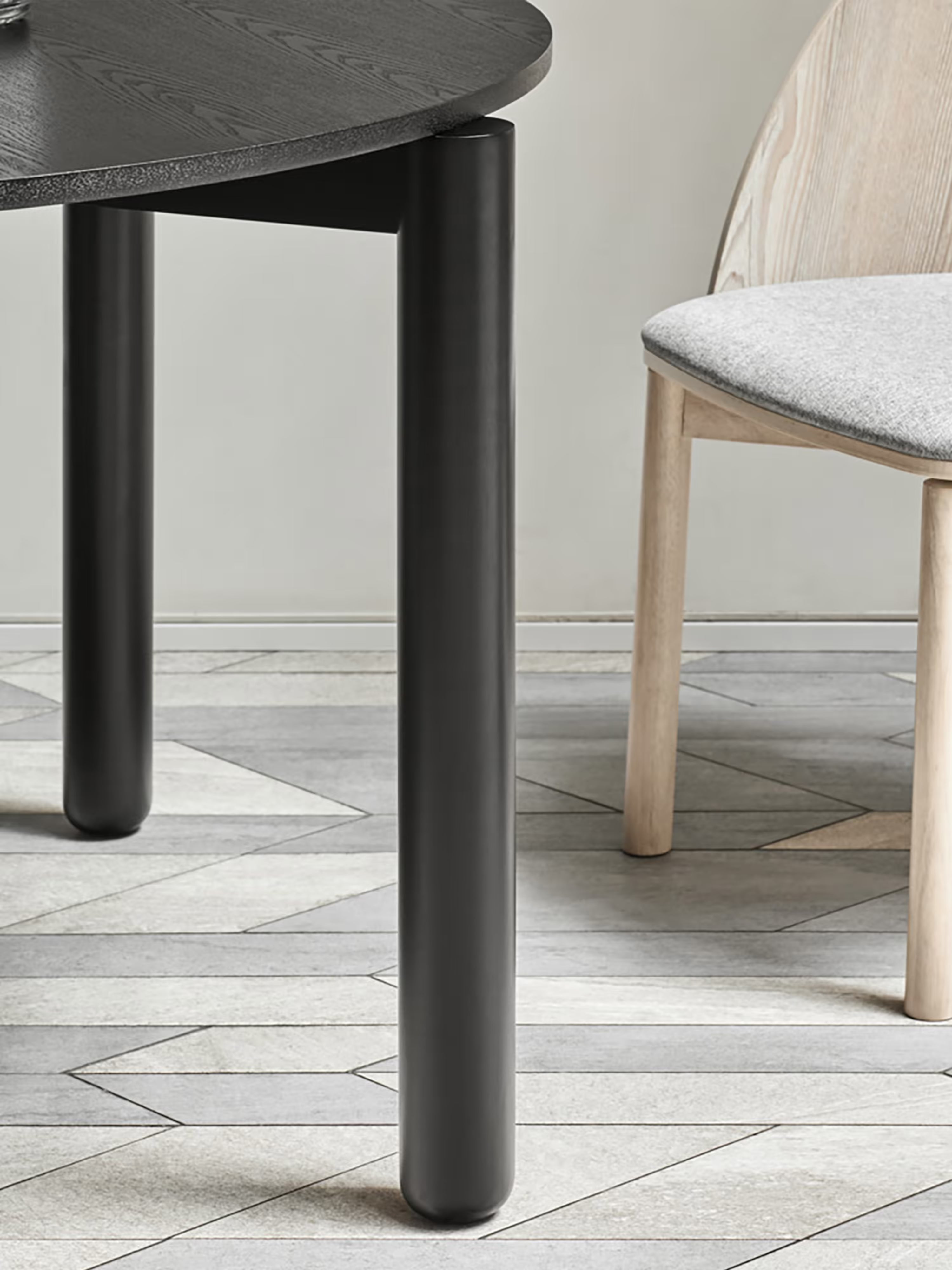 Atlas table ronde en massif et frêne noir - Ø 120 cm