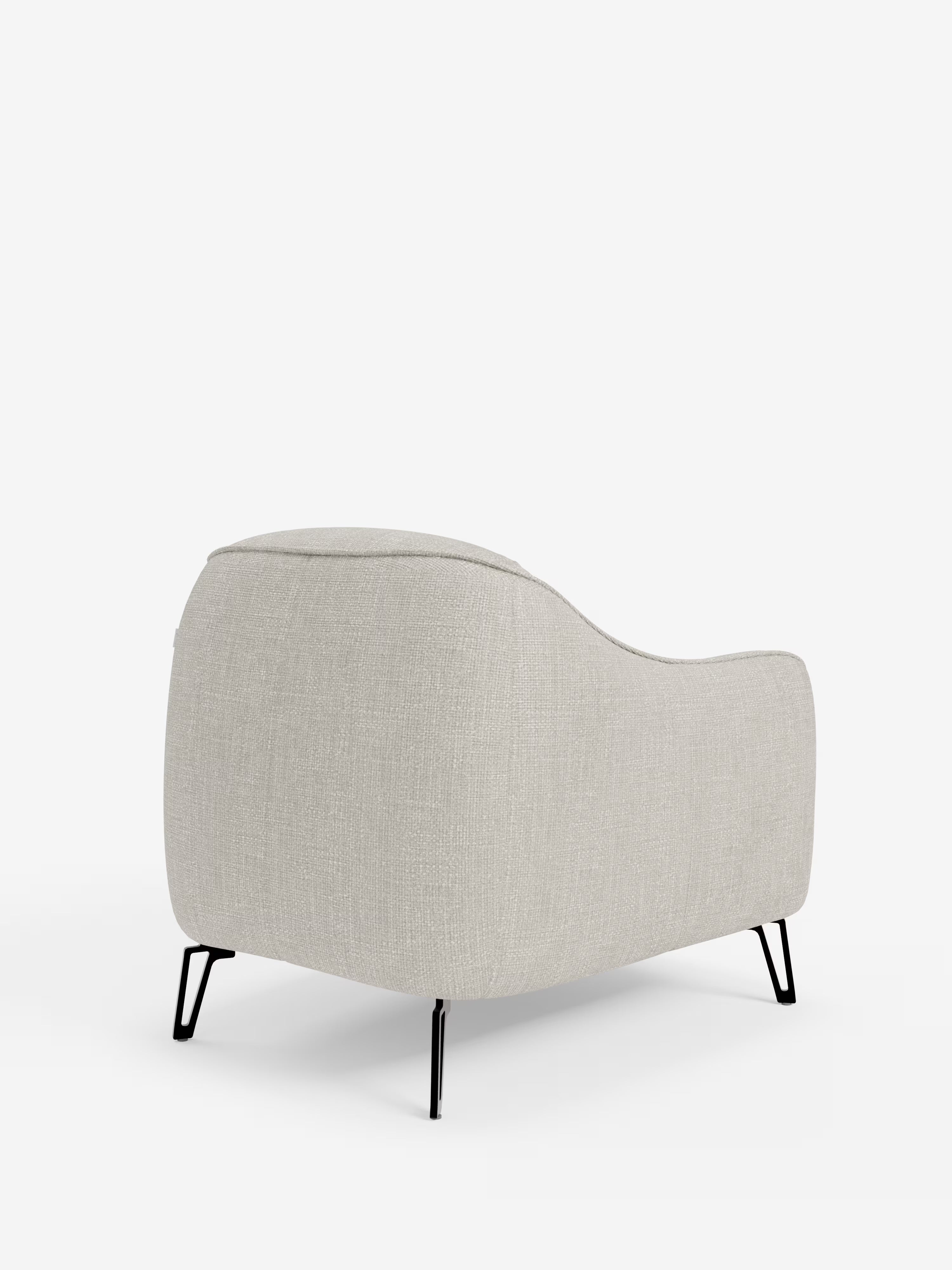 Avela poltroncina moderna dal comfort avvolgente in tessuto impermeabile