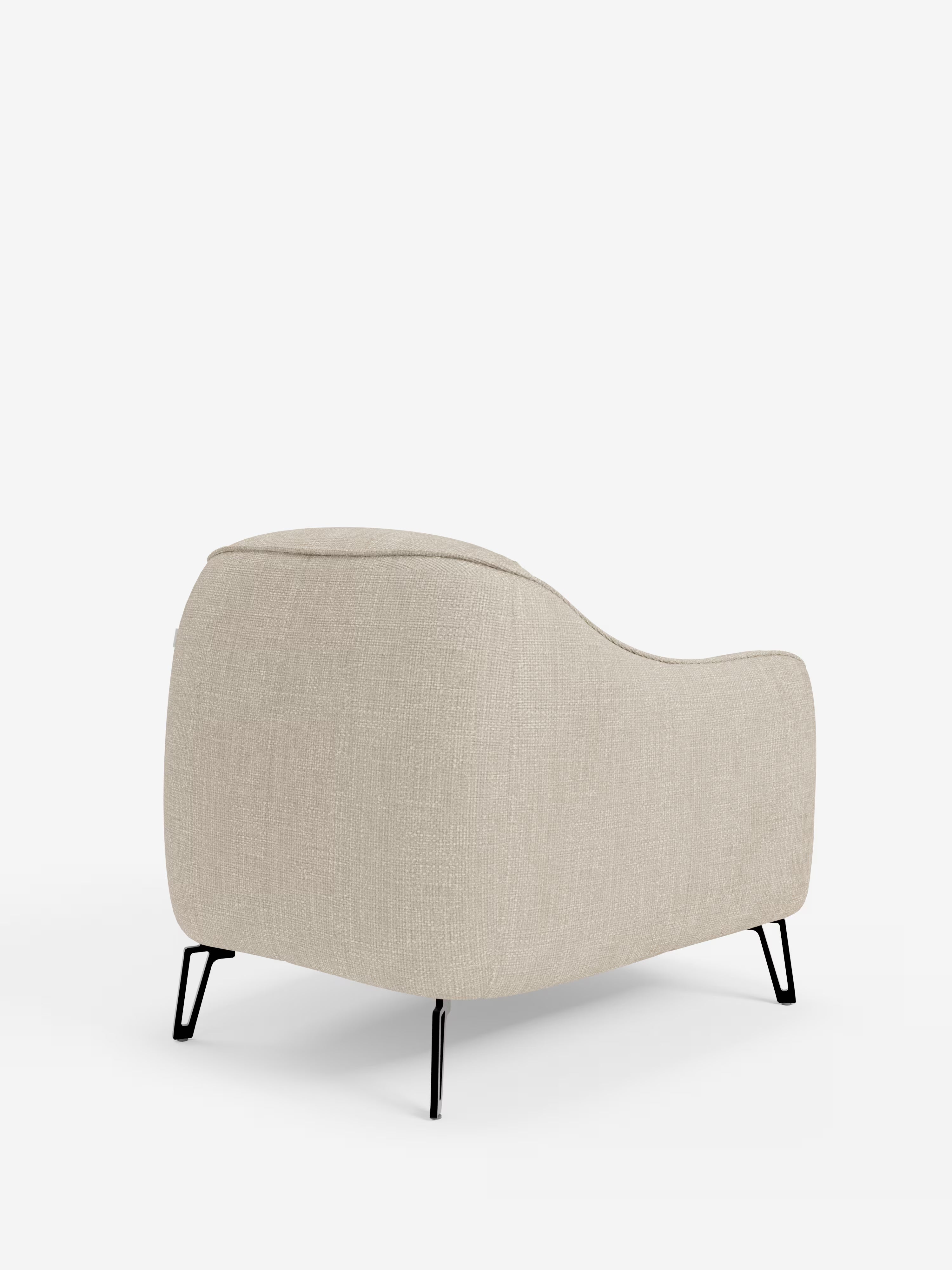 Avela poltroncina moderna dal comfort avvolgente in tessuto impermeabile