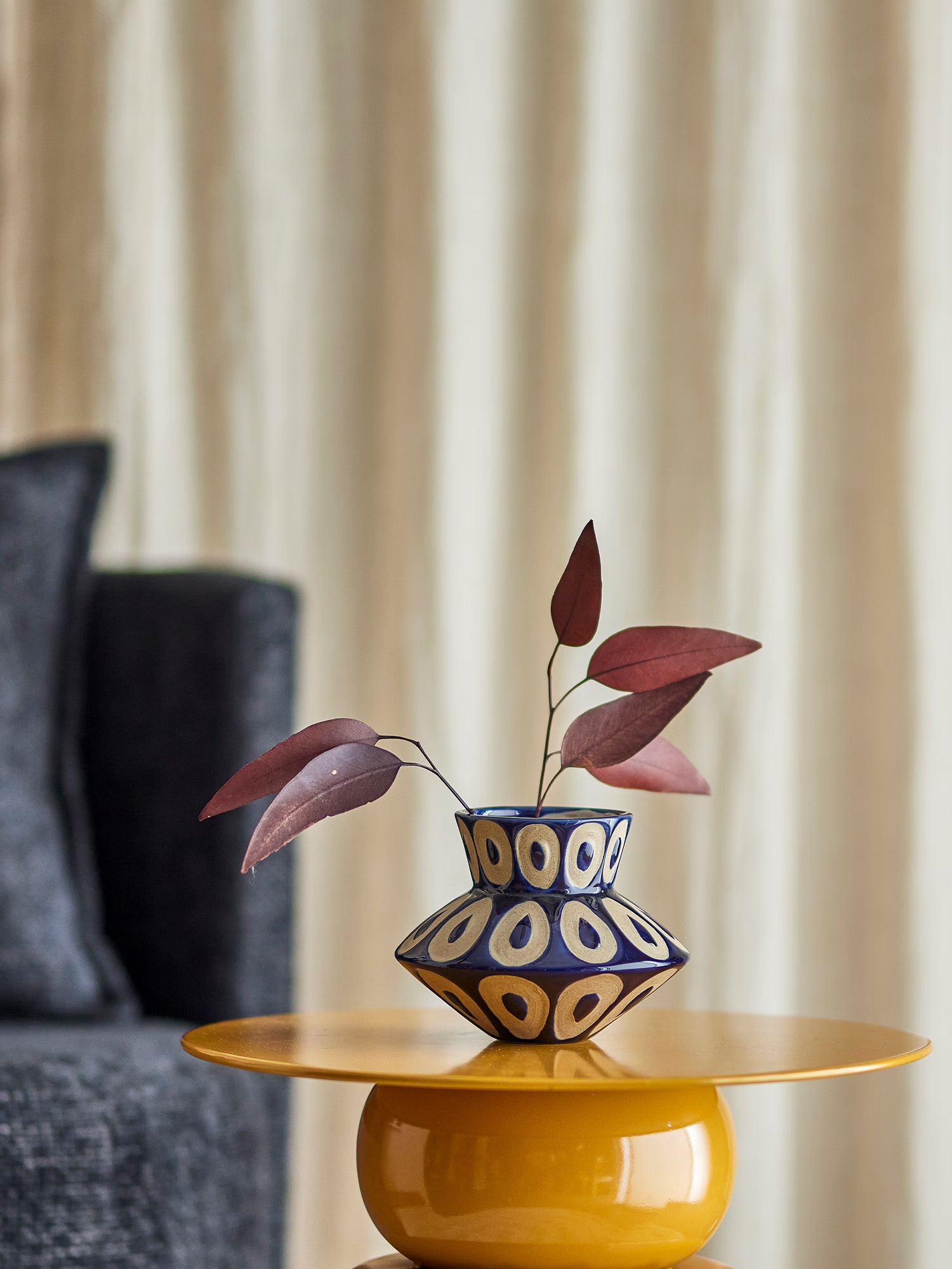 Bashir skulpturale Vase aus blauem Steinzeug mit geometrischer Form Ø16xH12 cm