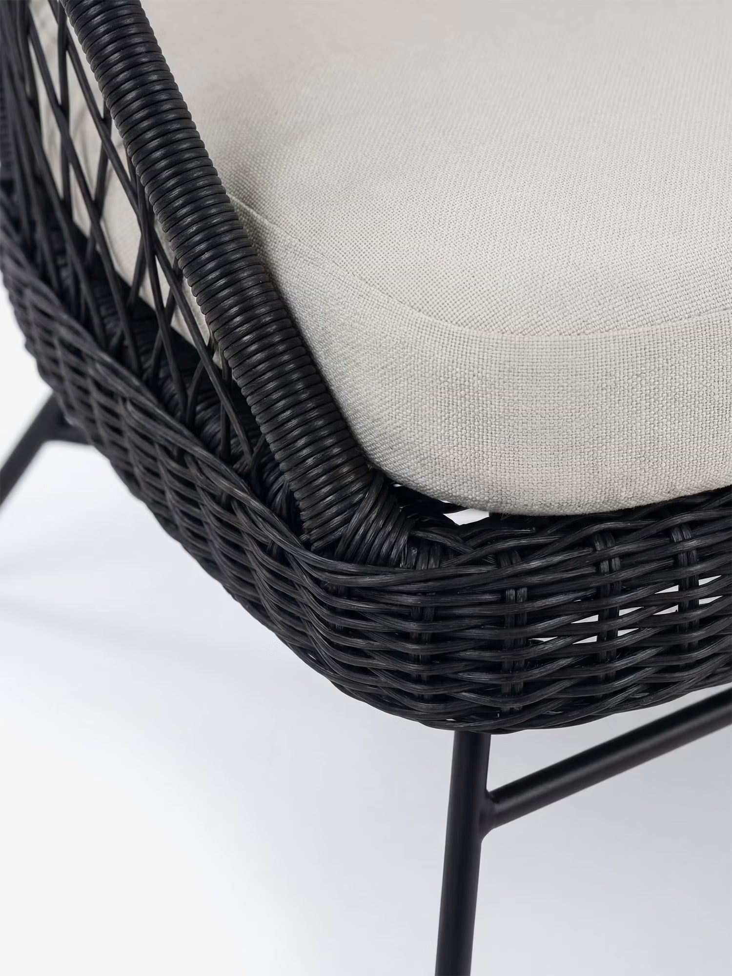 Nyra Outdoor armchair in black wicker and aluminum with sand cushions