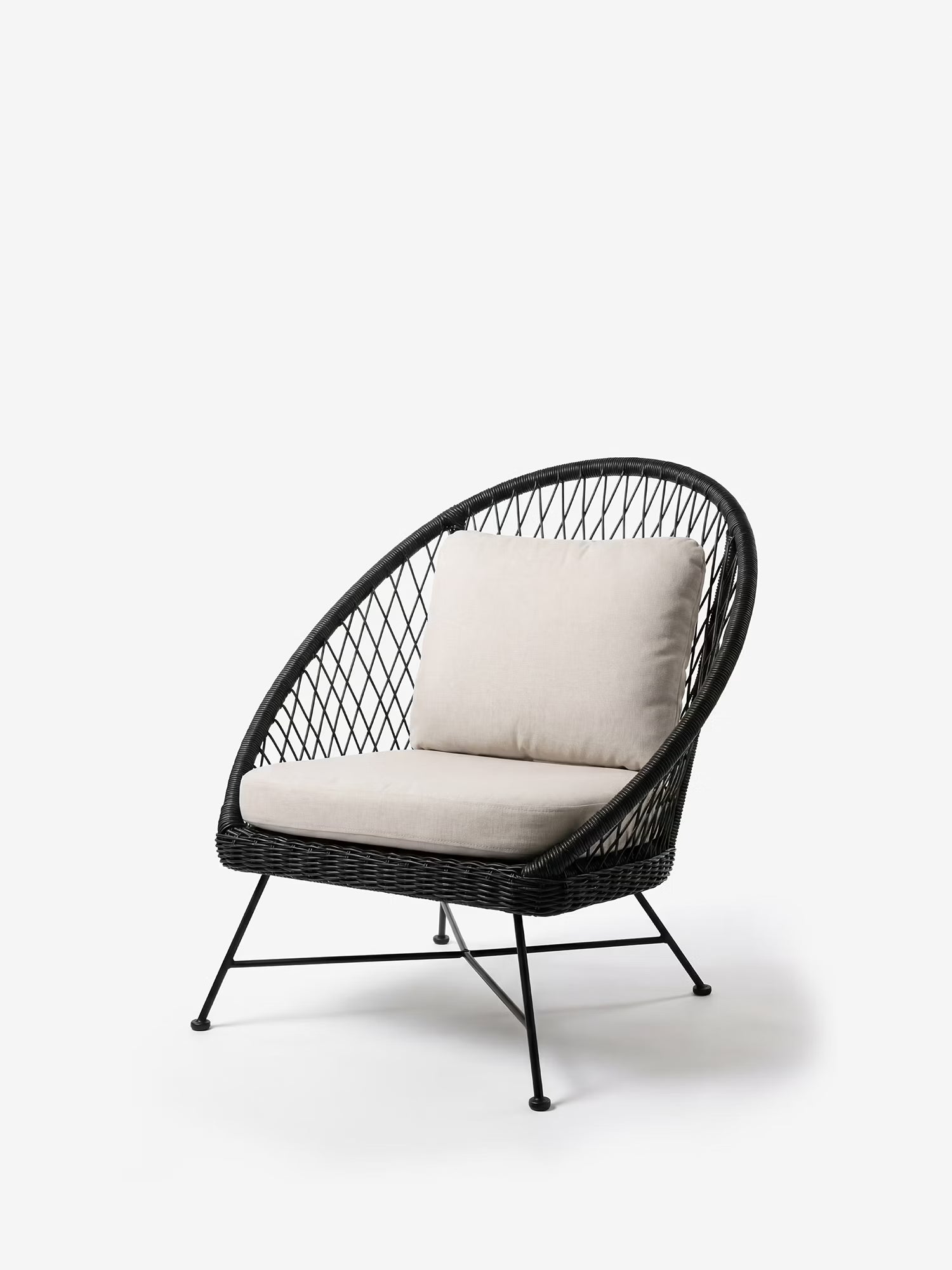 Nyra Outdoor-Sessel aus schwarzem Rattan und Aluminium mit sandfarbenen Kissen