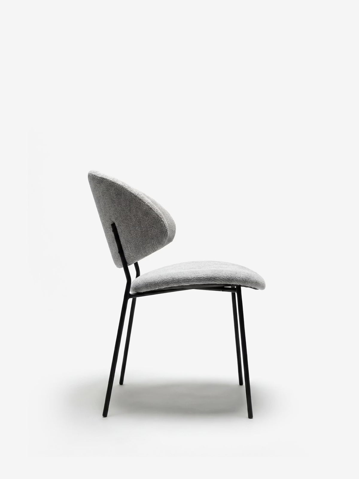 Bruma chair in elegant grey fabric with black metal legs - minimalist design and wraparound backrest