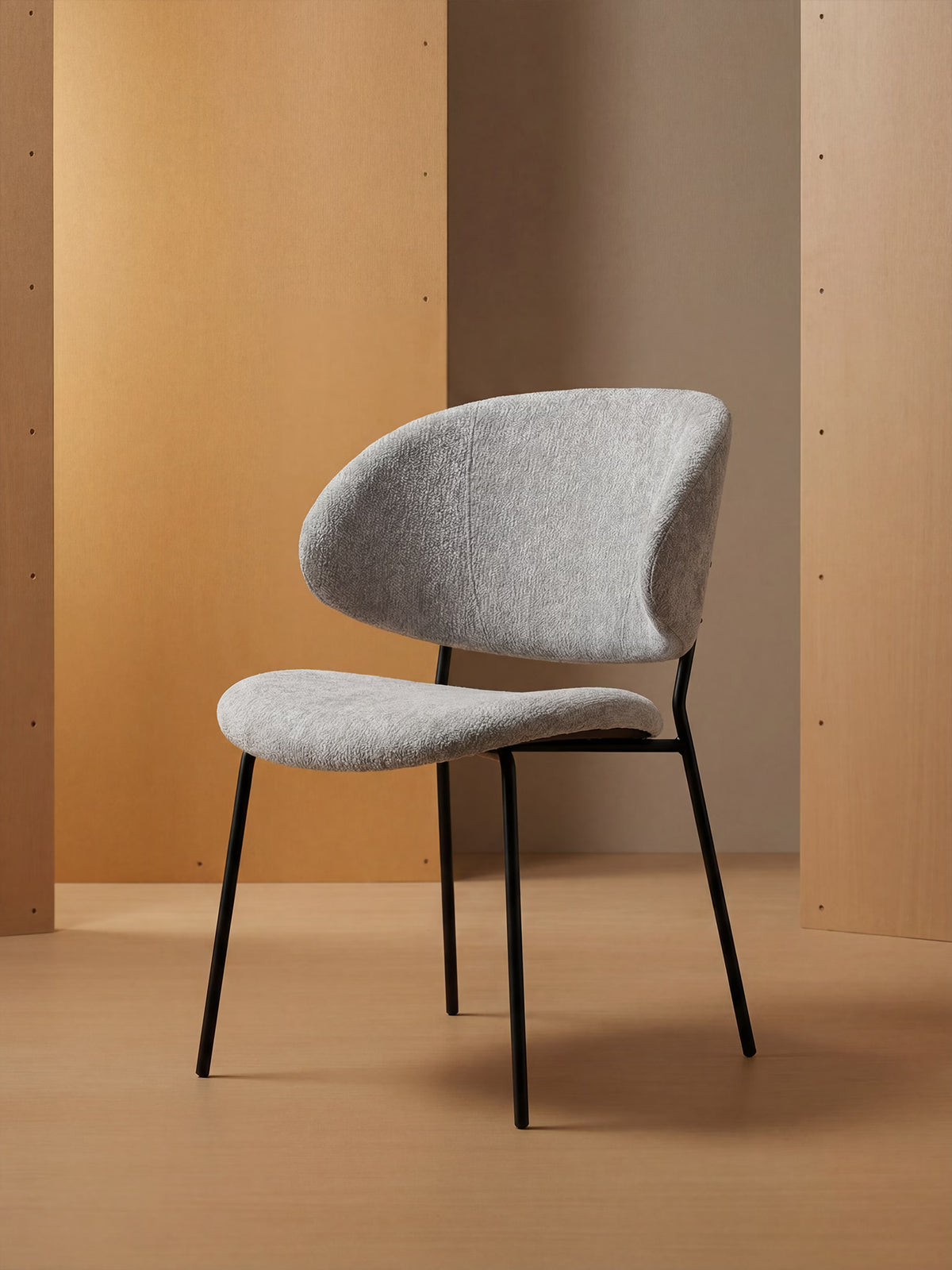 Bruma sedia in elegante tessuto goffrato e gambe in metallo nero - design minimalista e schienale avvolgente