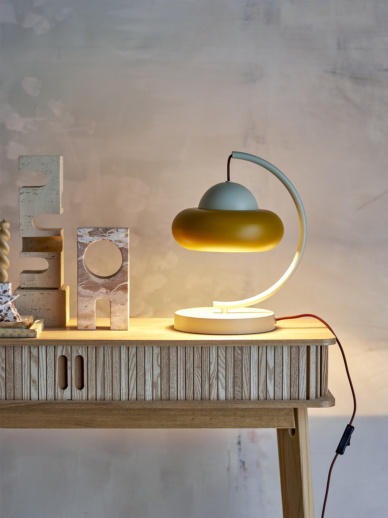 Lampe de table Bubble en métal jaune - élégante et pleine de personnalité