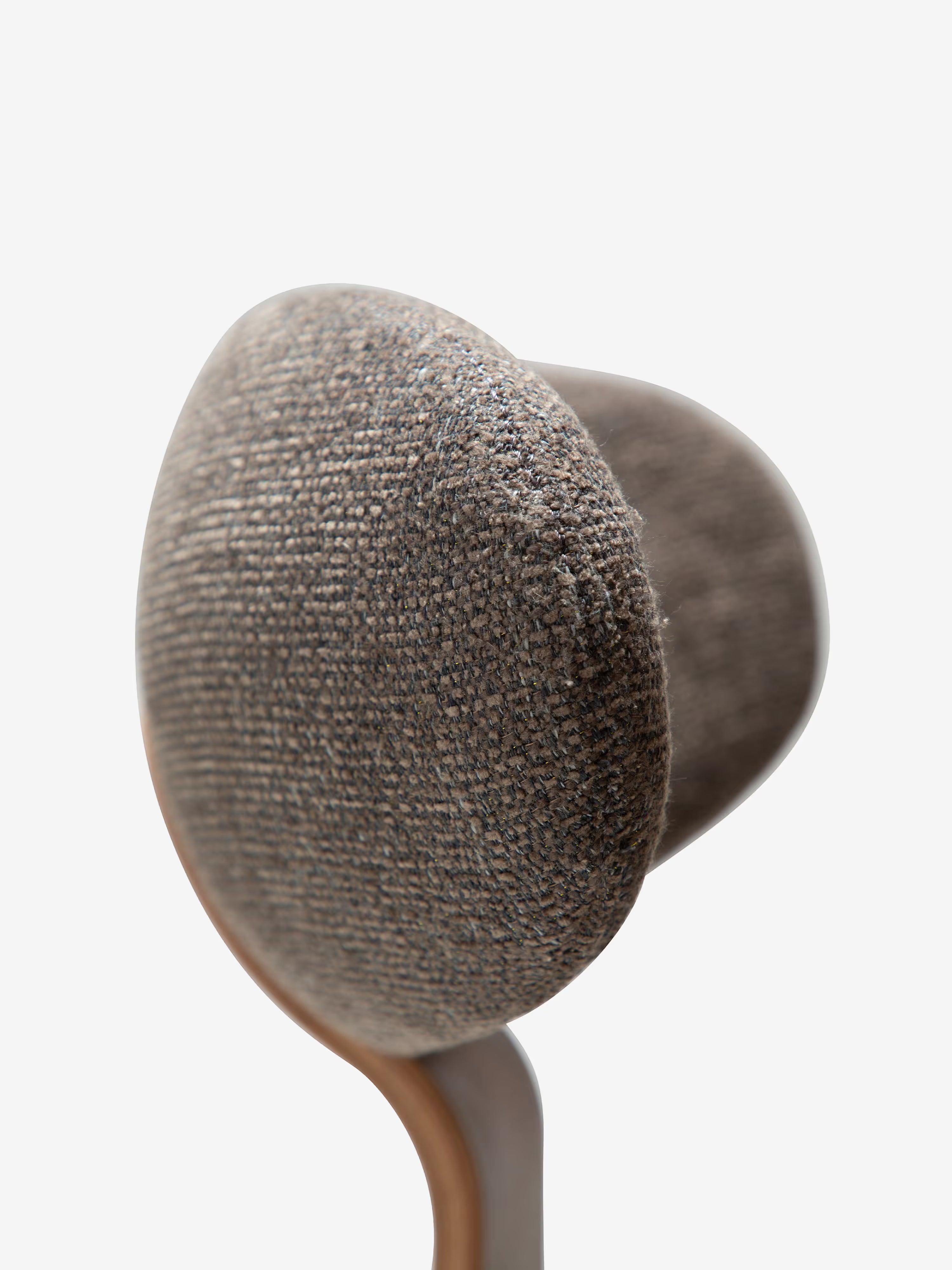 Buckle Chaise en bouclé avec pieds en bois massif - design scandinave futuriste
