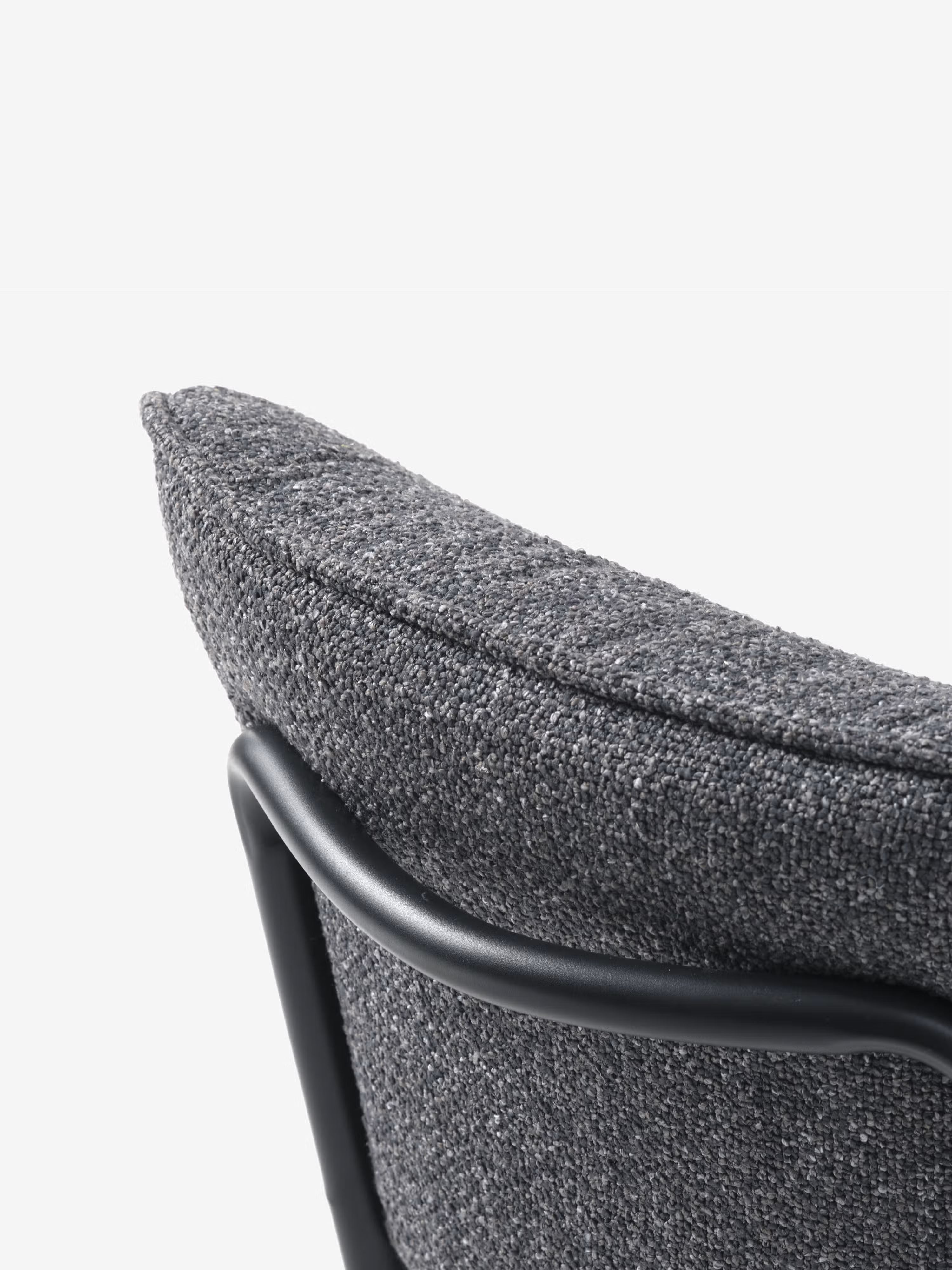 Chaise Buffalo en tissu bouclé mélangé avec base en métal noir