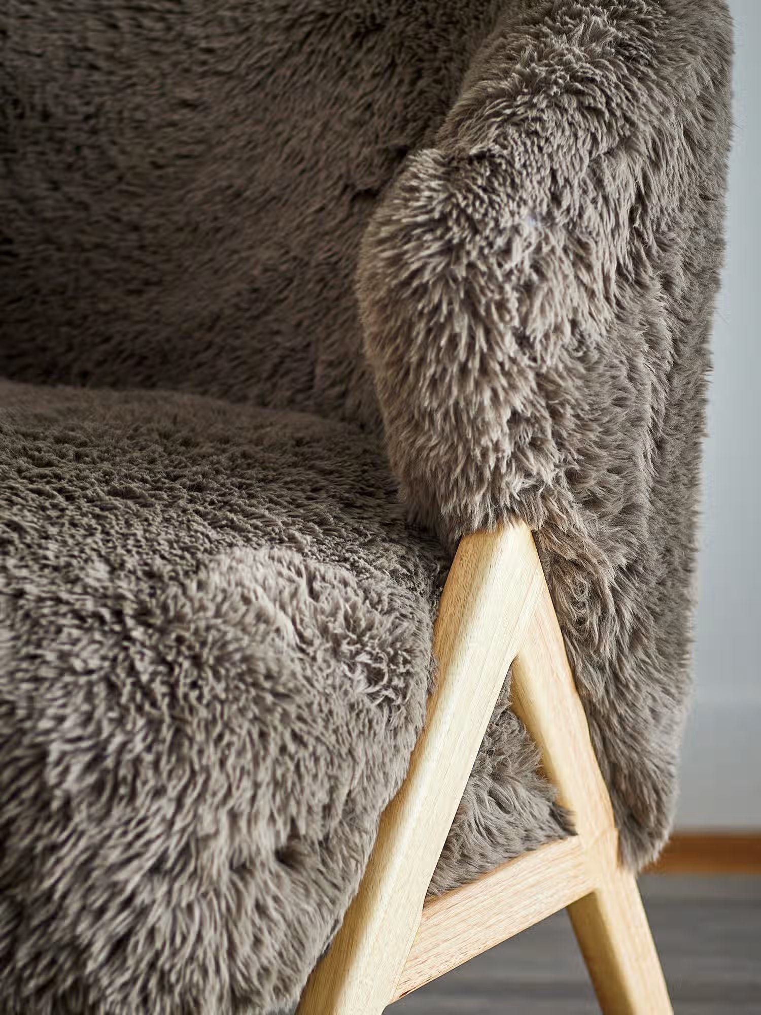Camino Poltroncina lounge in teddy a pelo lungo marrone con struttura in legno FSC®