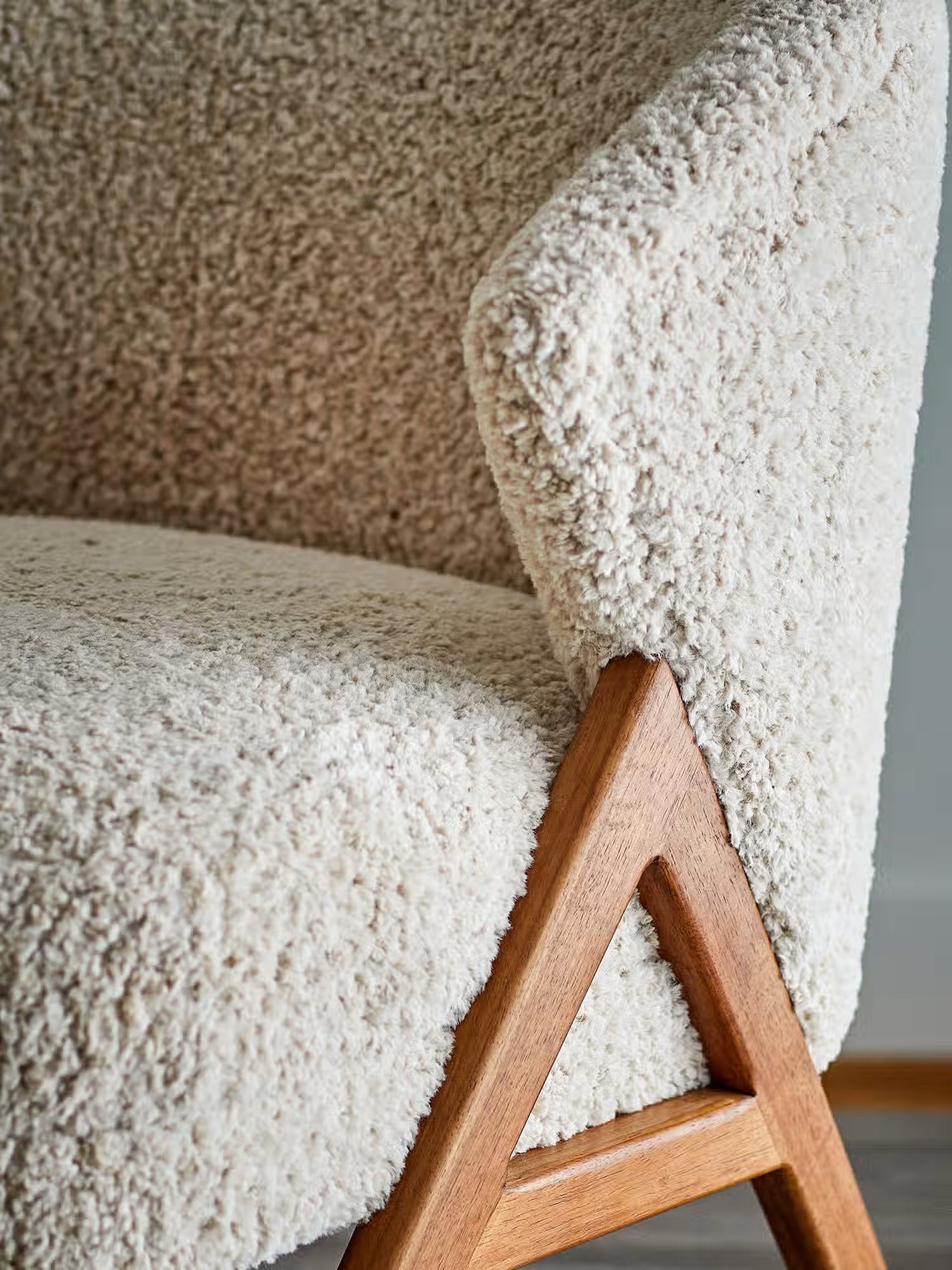 Camino Poltroncina lounge in tessuto teddy panna con struttura in legno di caucciù FSC®
