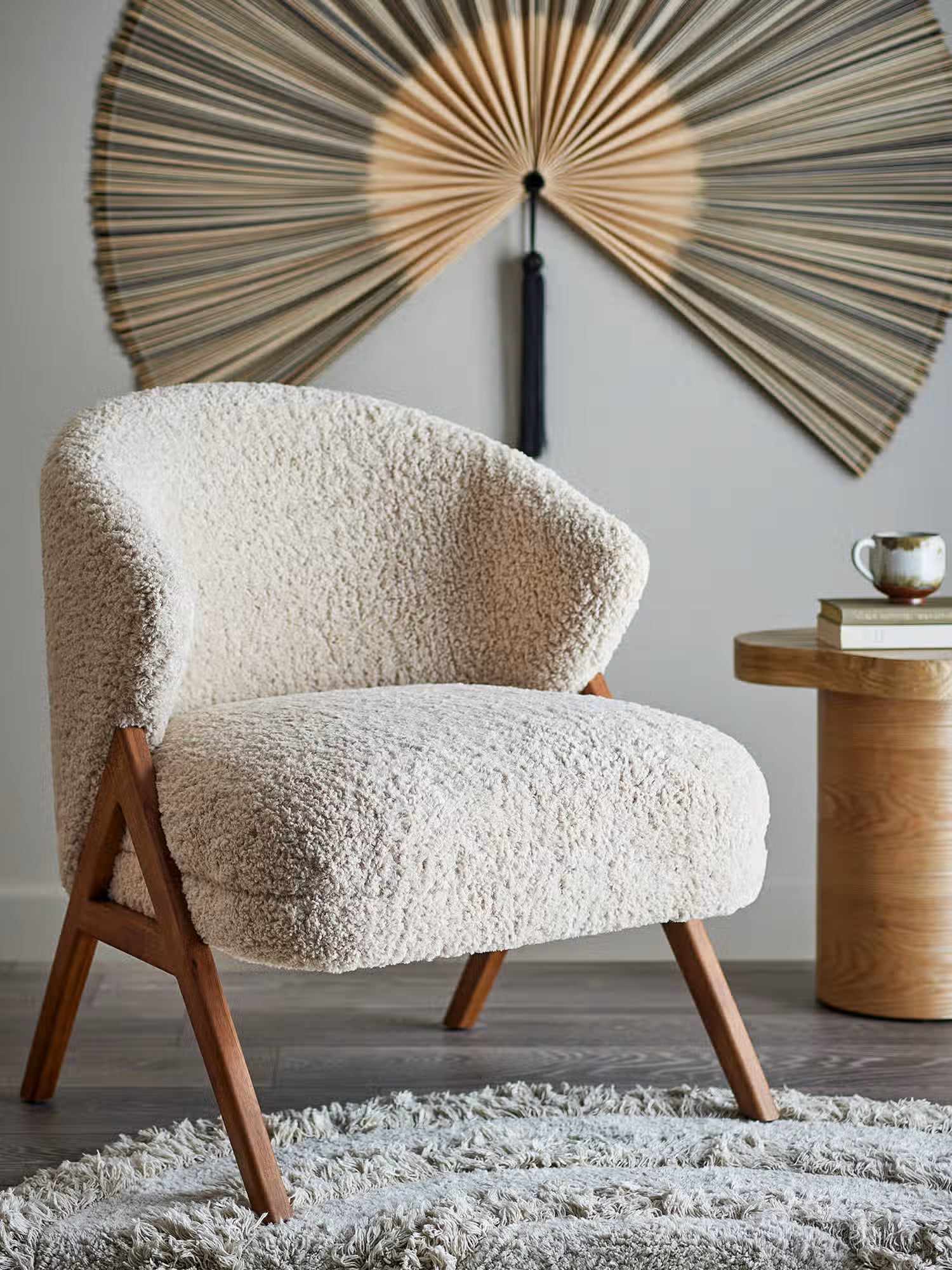 Camino Sillón lounge en tejido teddy color crema con estructura de madera de caucho FSC®
