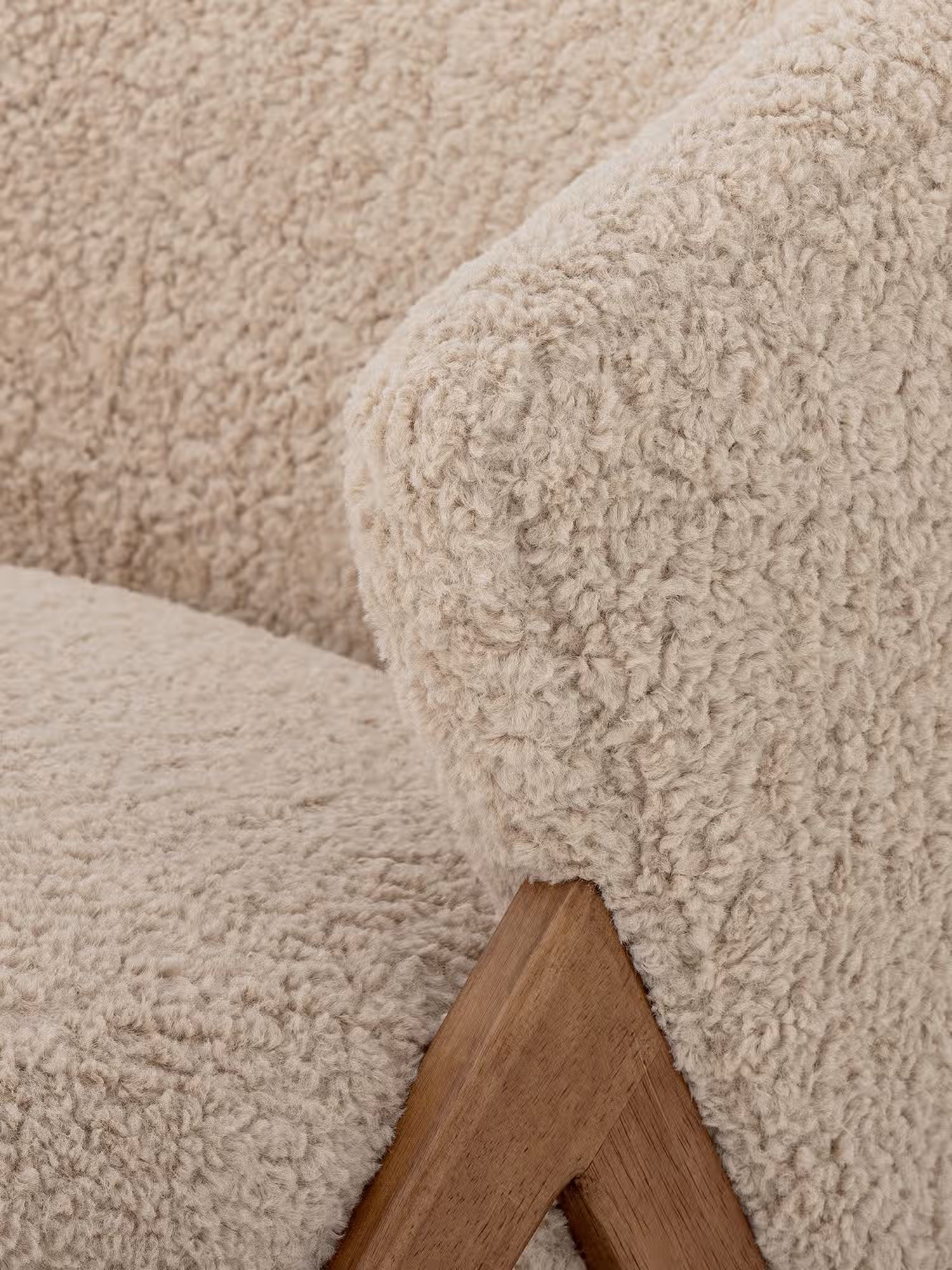 Camino Poltroncina lounge in tessuto teddy panna con struttura in legno di caucciù FSC®