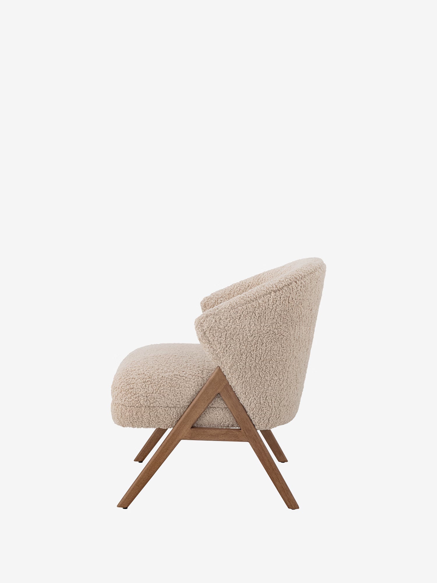 Camino Poltroncina lounge in tessuto teddy panna con struttura in legno di caucciù FSC®