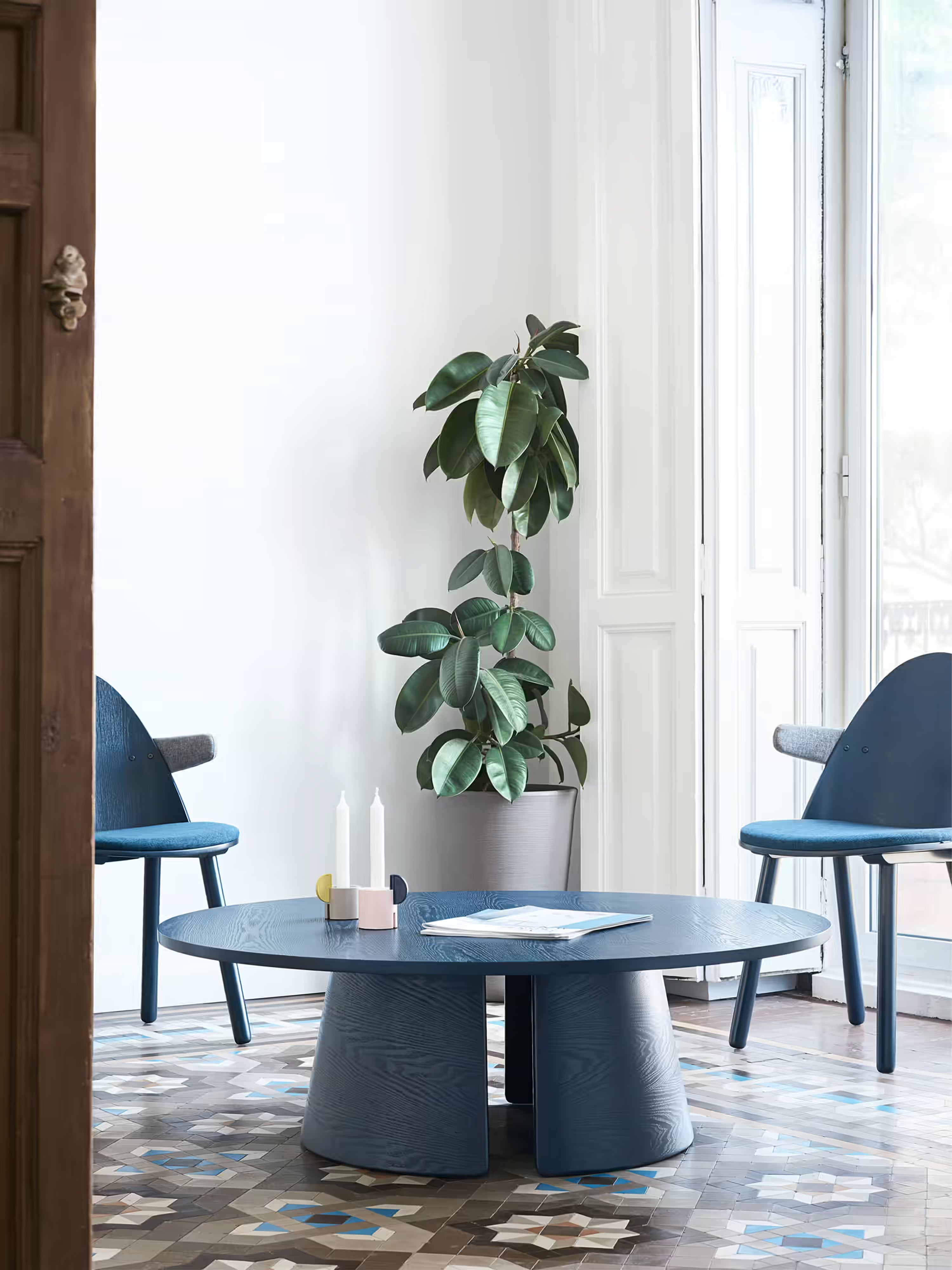 Cep Tavolino da salotto basso in legno curvato blu– design minimalista 110 x 36 cm