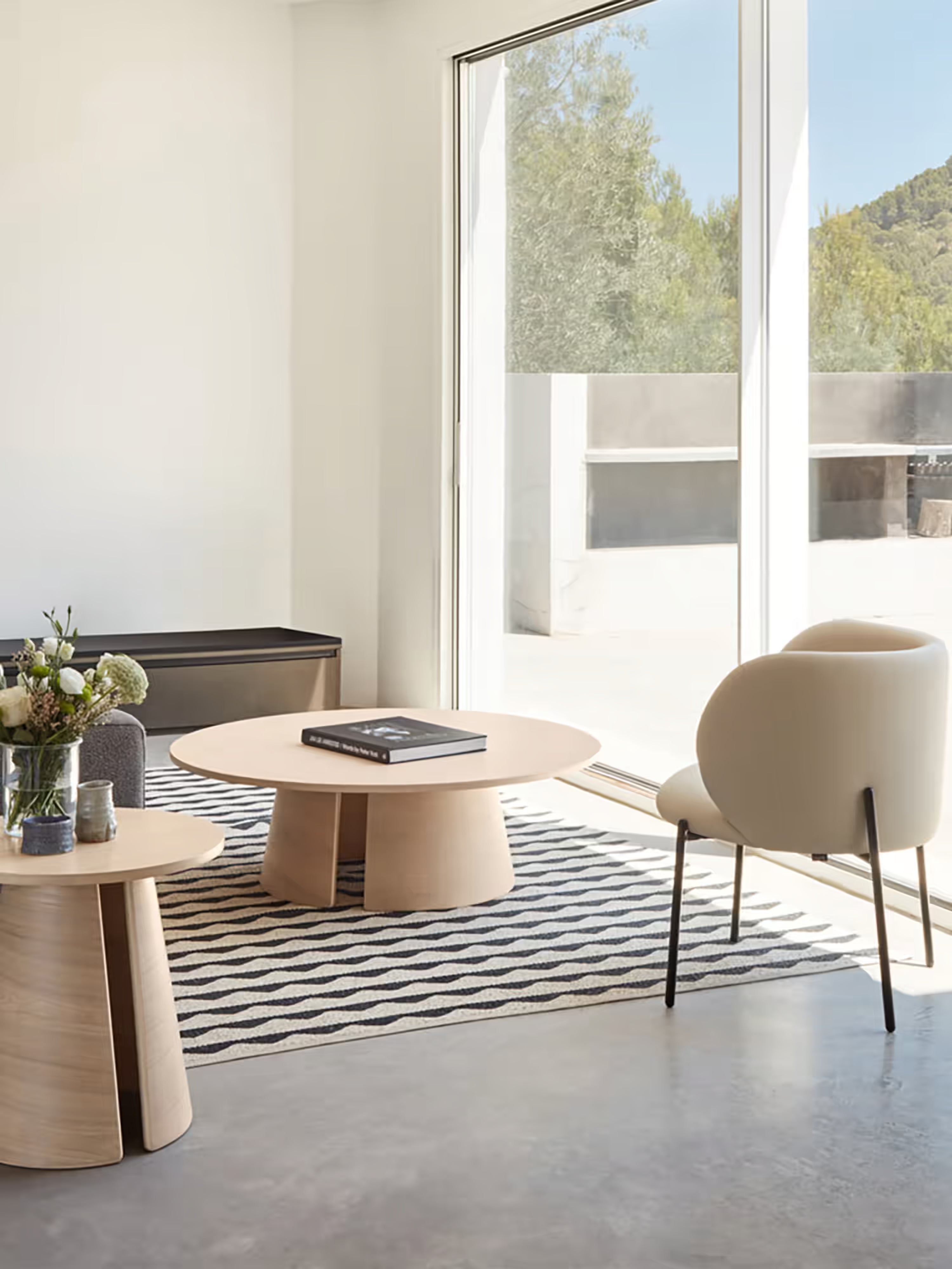 Cep Tavolino da salotto basso in rovere chiaro curvato – design minimalista 110 x 36 cm