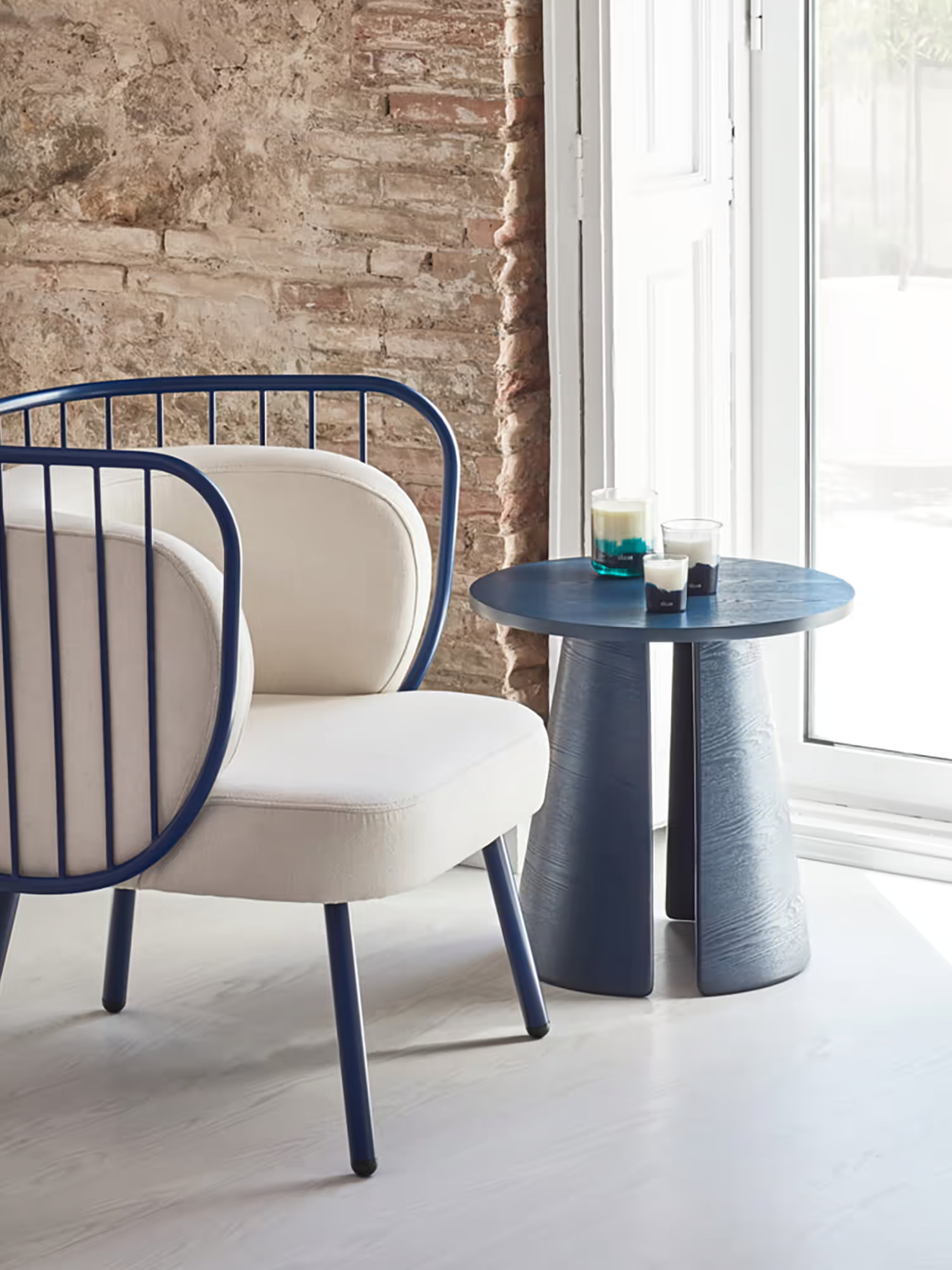 Cep Tavolino d’appoggio rotondo in frassino blu curvato - anche comodino 50 x 50 cm