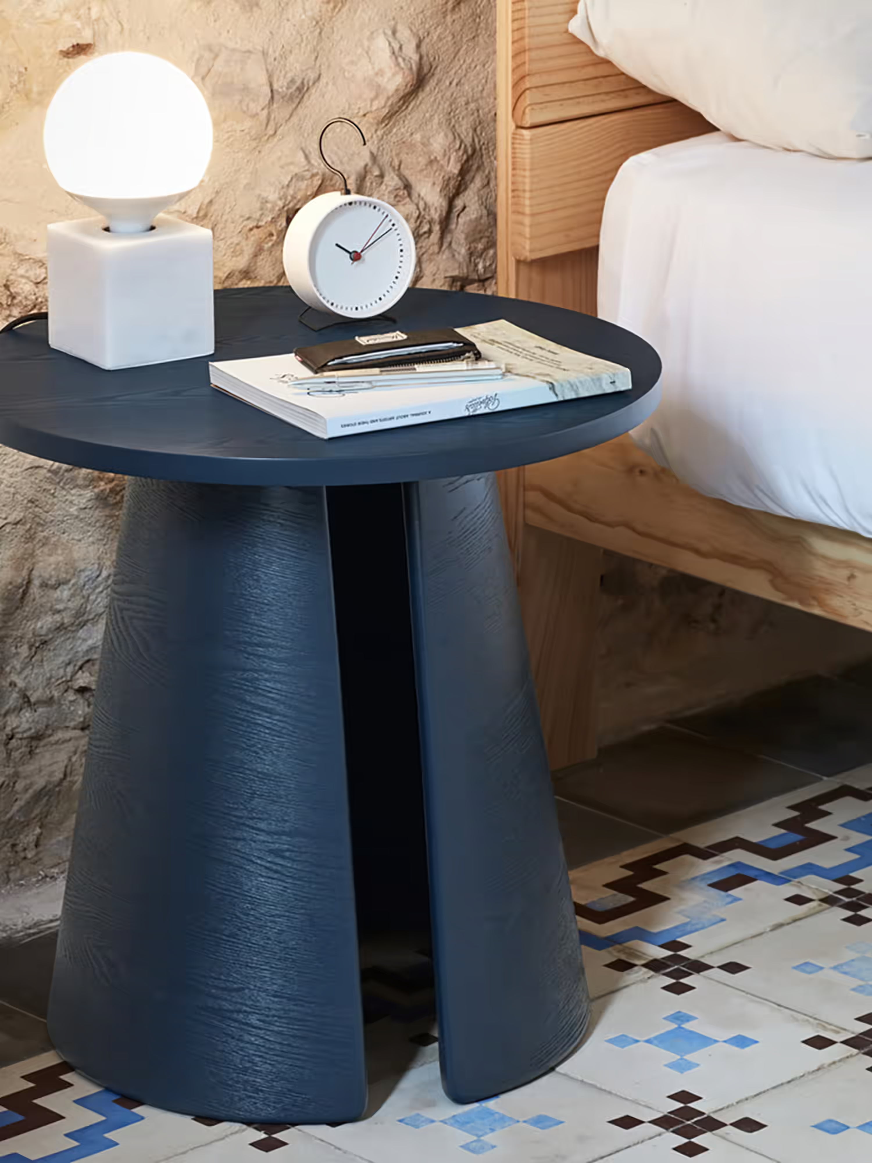 Cep Tavolino d’appoggio rotondo in frassino blu curvato - anche comodino 50 x 50 cm