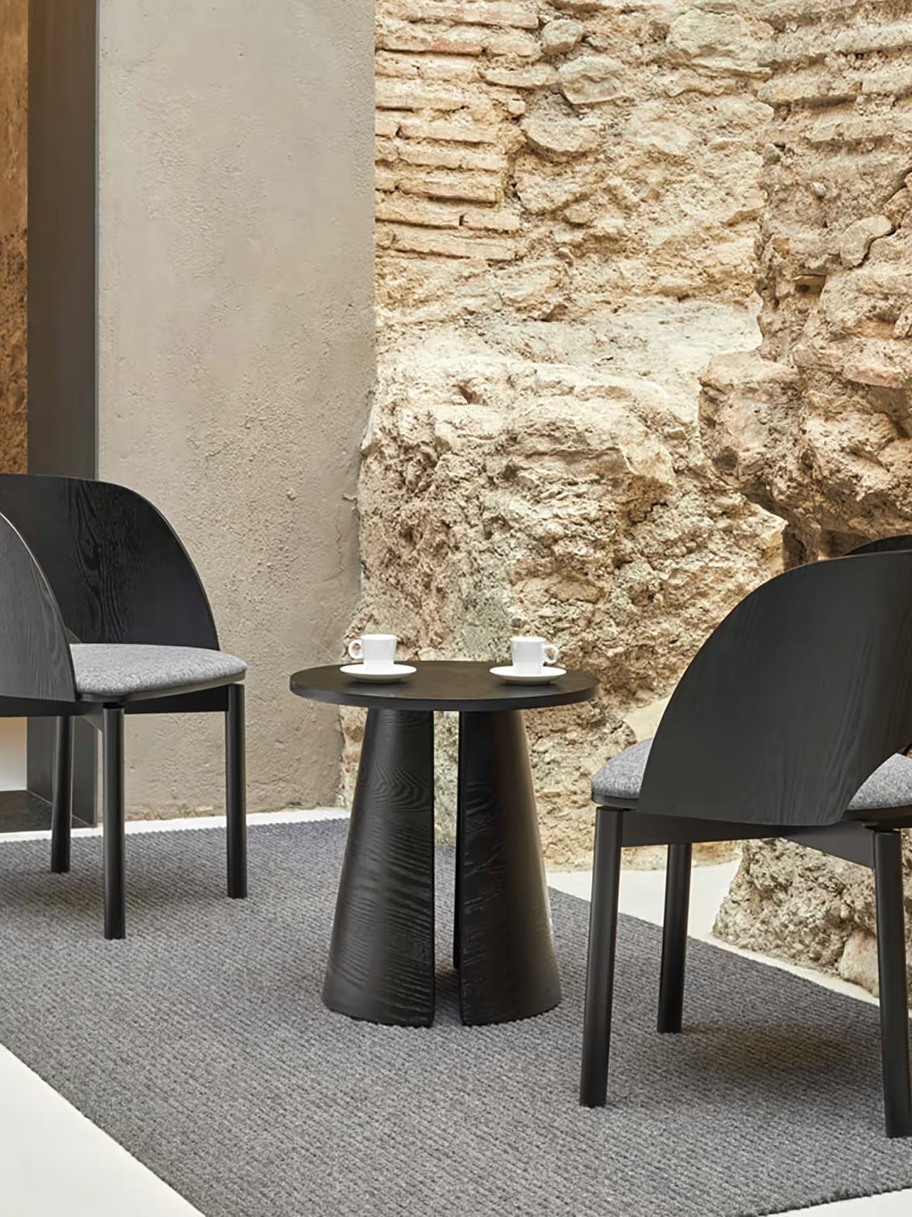 Cep Tavolino d’appoggio rotondo in frassino nero curvato - anche comodino 50 x 50 cm