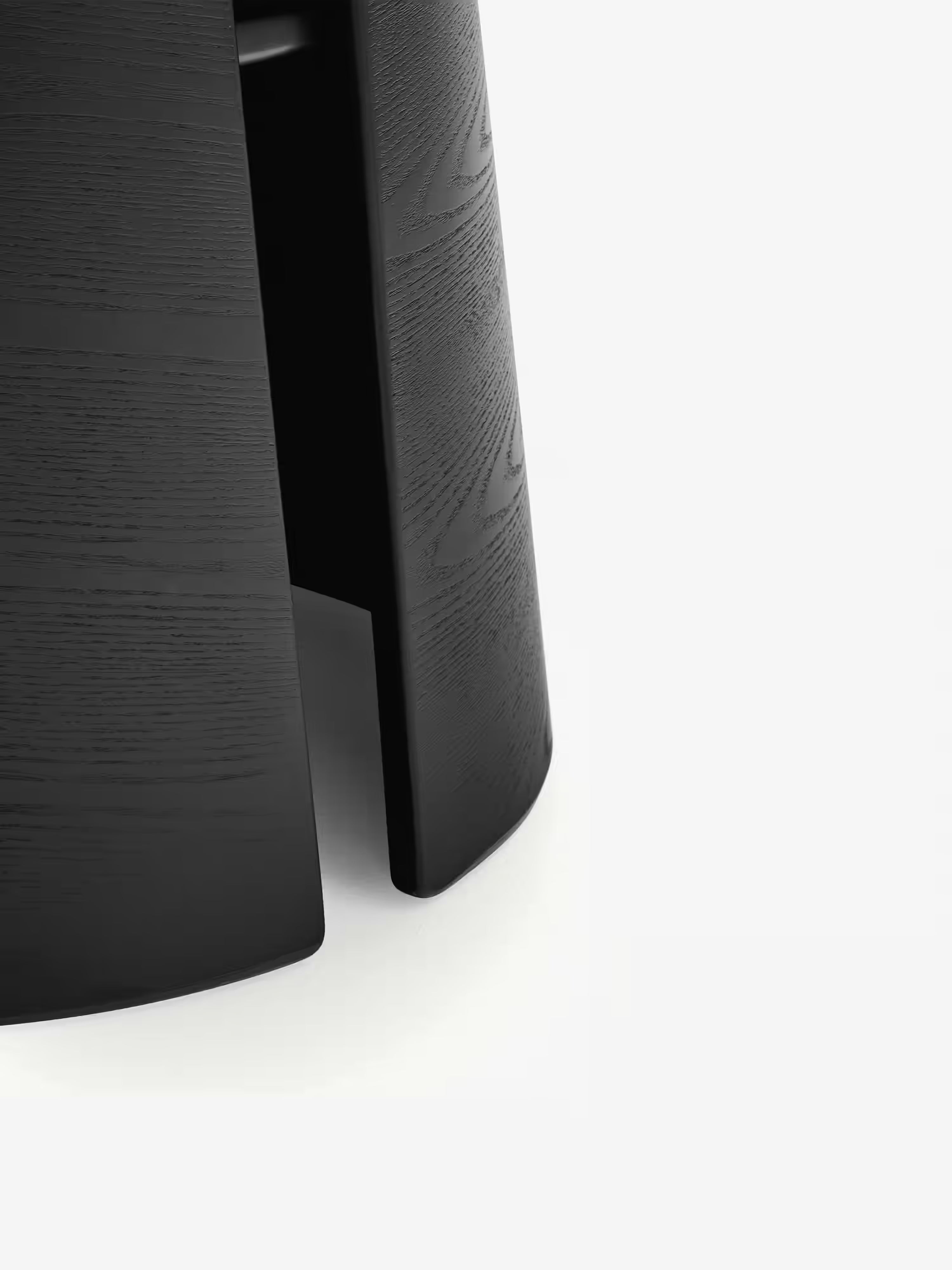 Cep table ronde en frêne noir et bois courbé Ø 65 cm