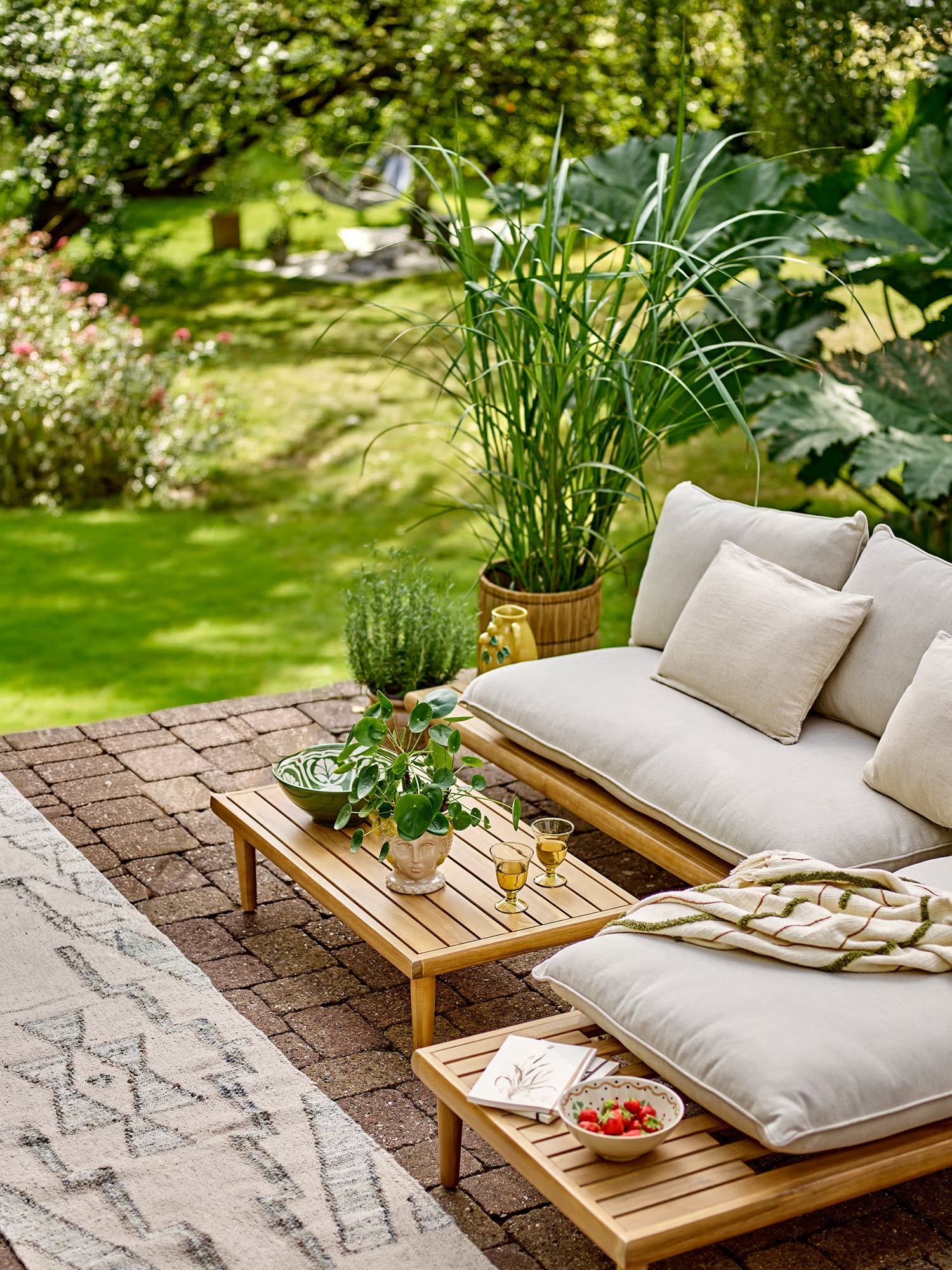 Cesano lounge set da esterno in legno di Acacia certificato FSC® - divano angolare con tavolino e cuscini incluso
