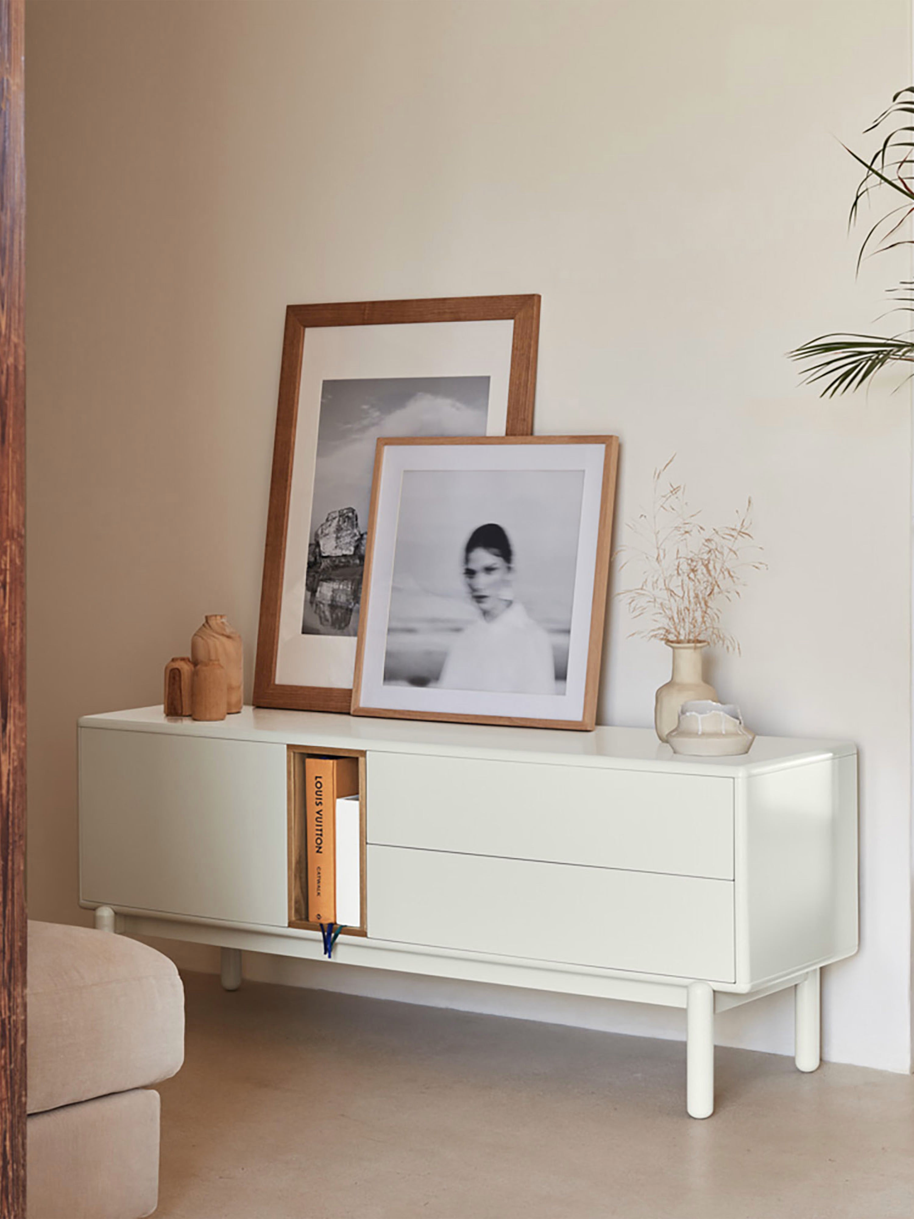 Corvo mueble para TV crema y roble natural - base de madera maciza 140 x 56 cm