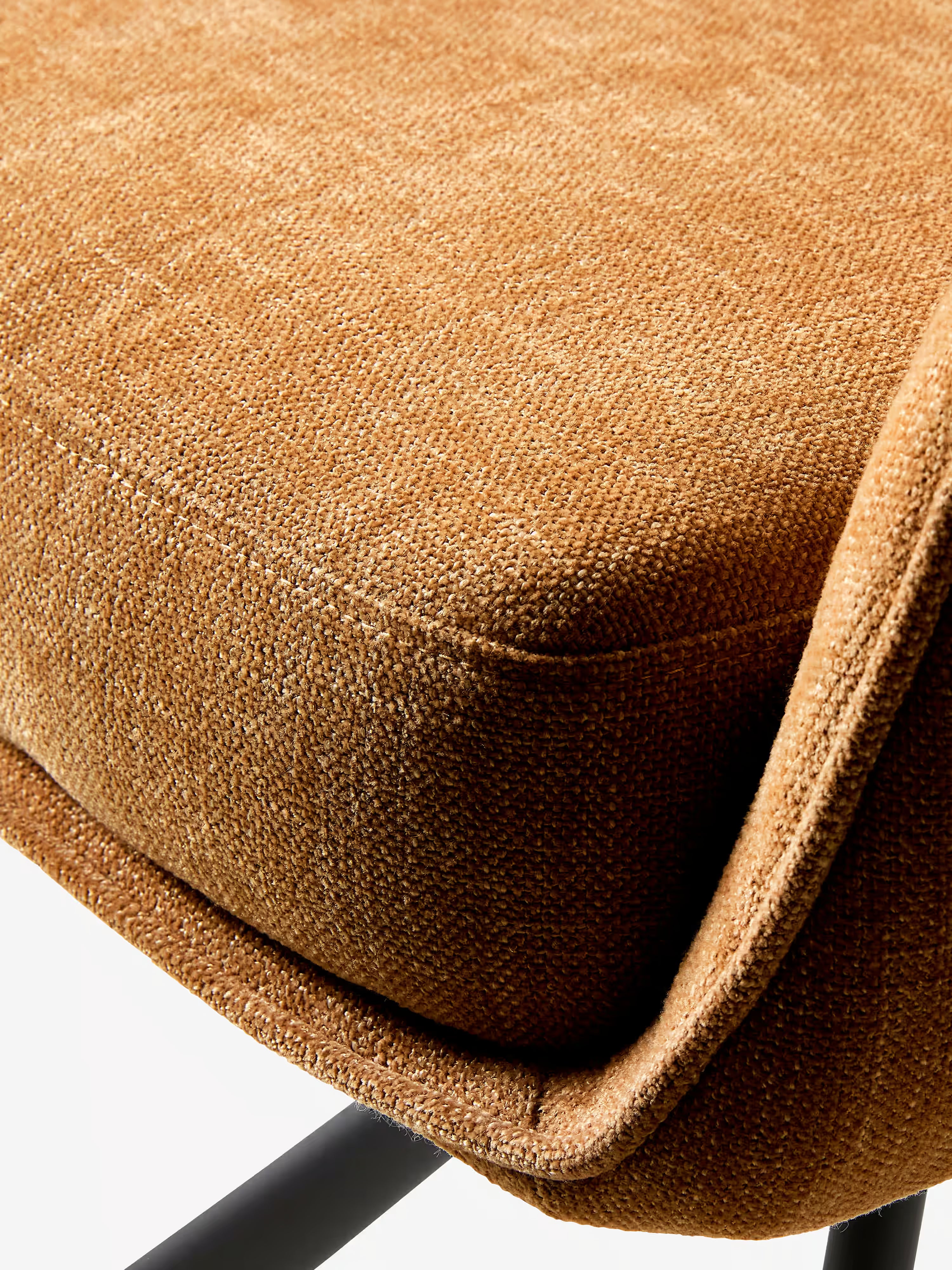 Cowley chaise pivotante rembourrée en tissu rouille et pieds noirs – design moderne