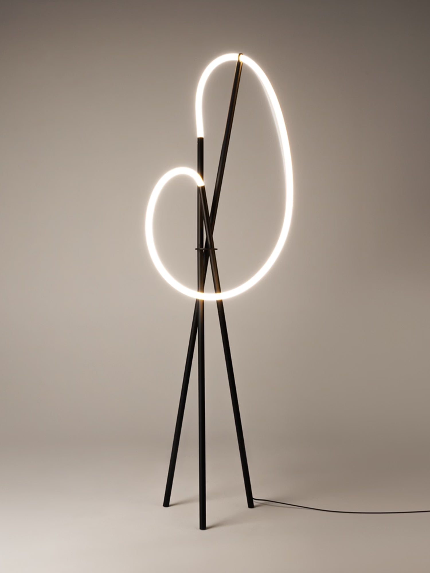 Crochet Lampada da Terra di Design a LED - Linee Scultoree in alluminio nero o ottone
