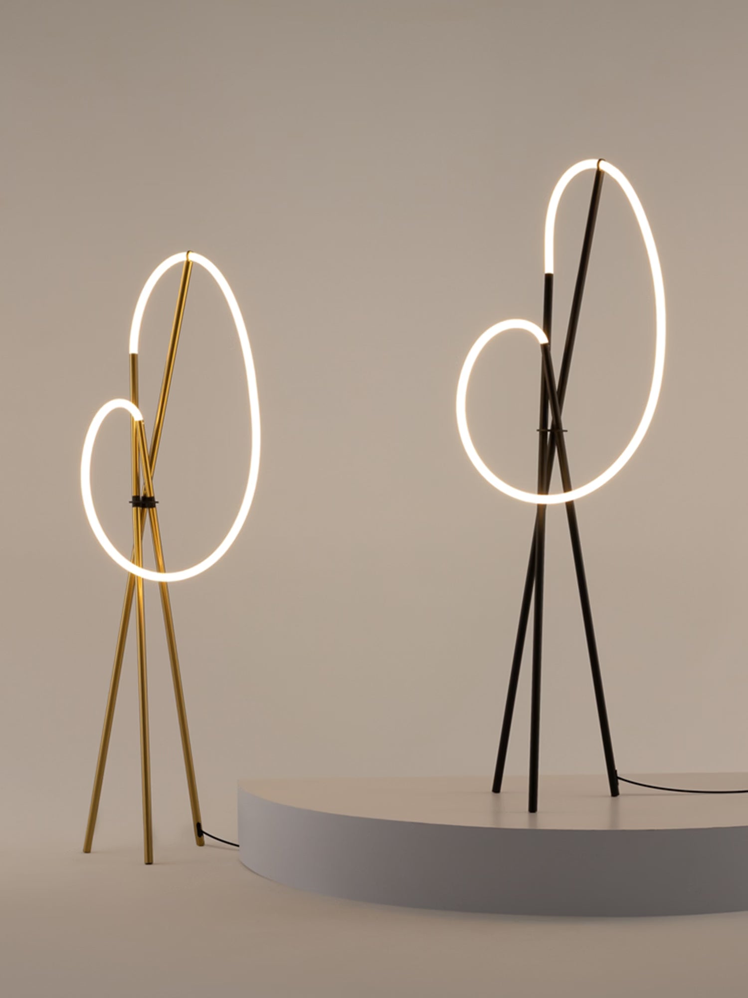 Crochet Lampadaire design à LED - lignes sculpturales en aluminium noir ou laiton