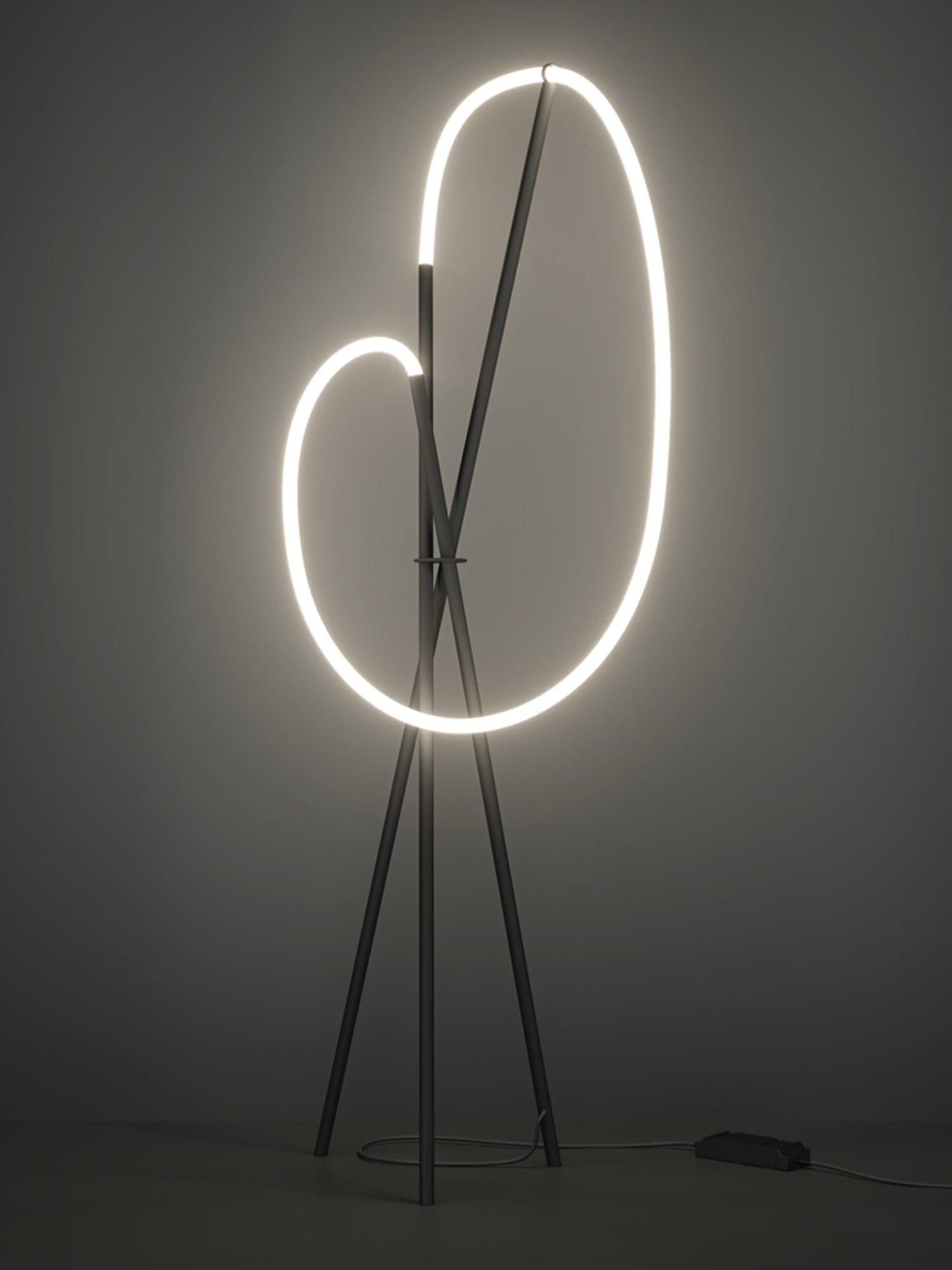 Crochet Lampada da Terra di Design a LED - Linee Scultoree in alluminio nero o ottone