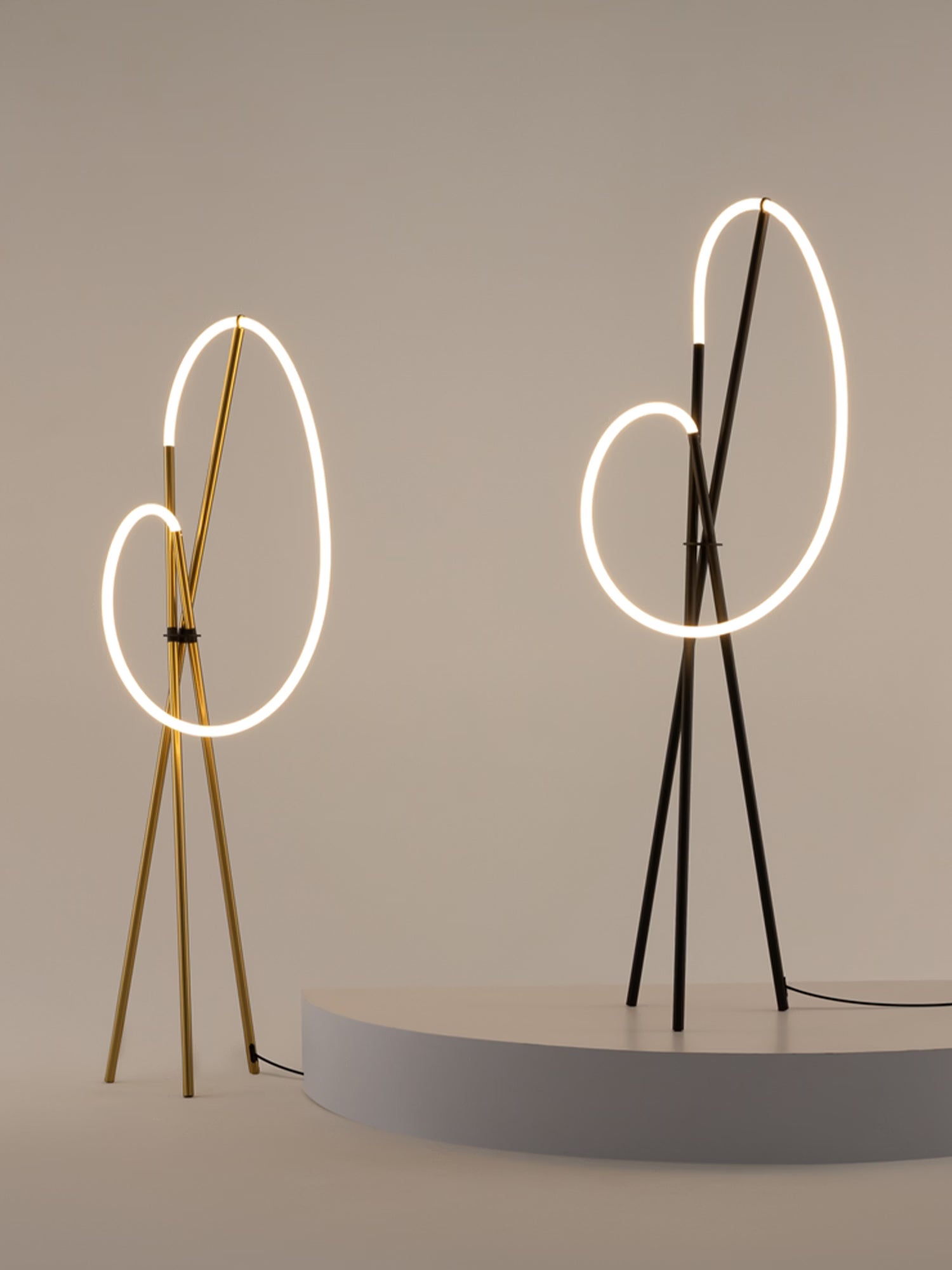 Crochet Lampada da Terra di Design a LED - Linee Scultoree in alluminio nero o ottone