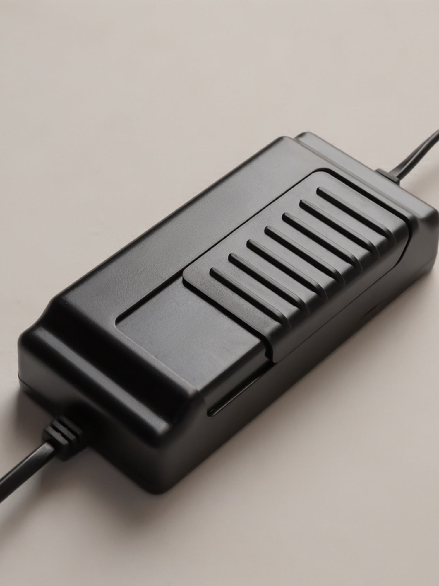 Crochet Lampada da Terra di Design a LED - Linee Scultoree in alluminio nero o ottone