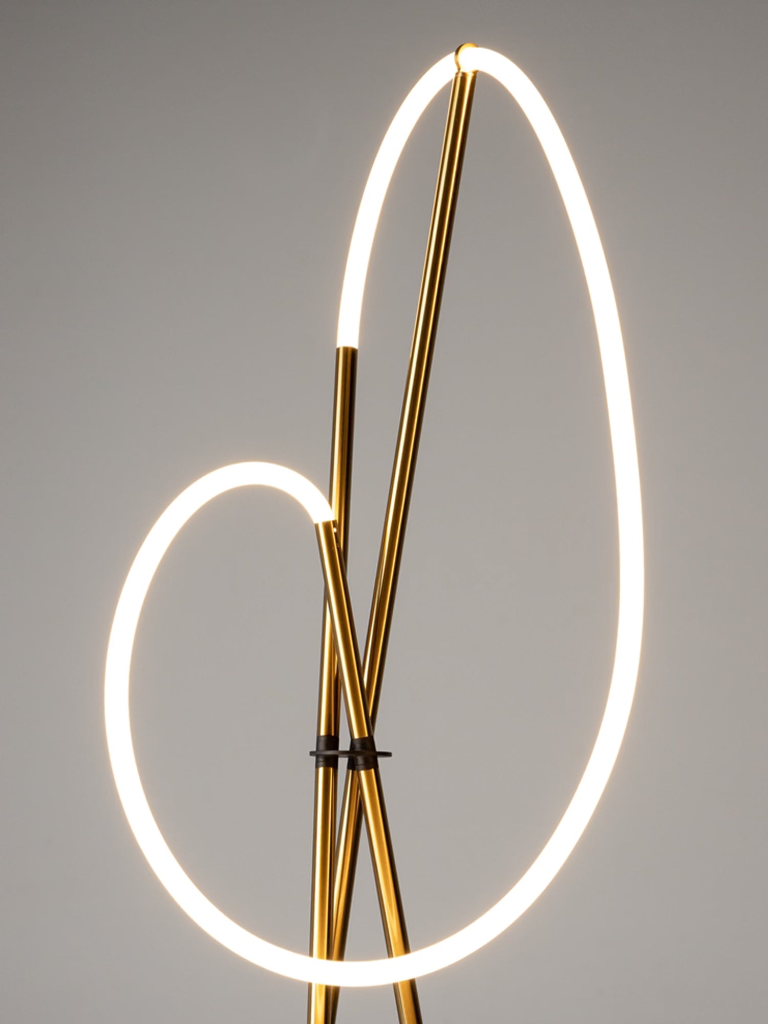 Crochet Lampada da Terra di Design a LED - Linee Scultoree in alluminio nero o ottone