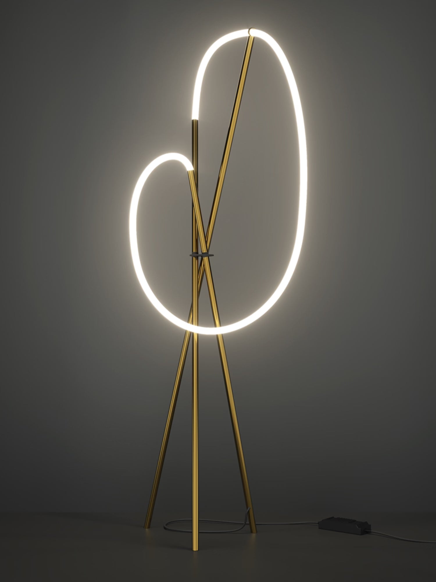 Crochet Lampada da Terra di Design a LED - Linee Scultoree in alluminio nero o ottone