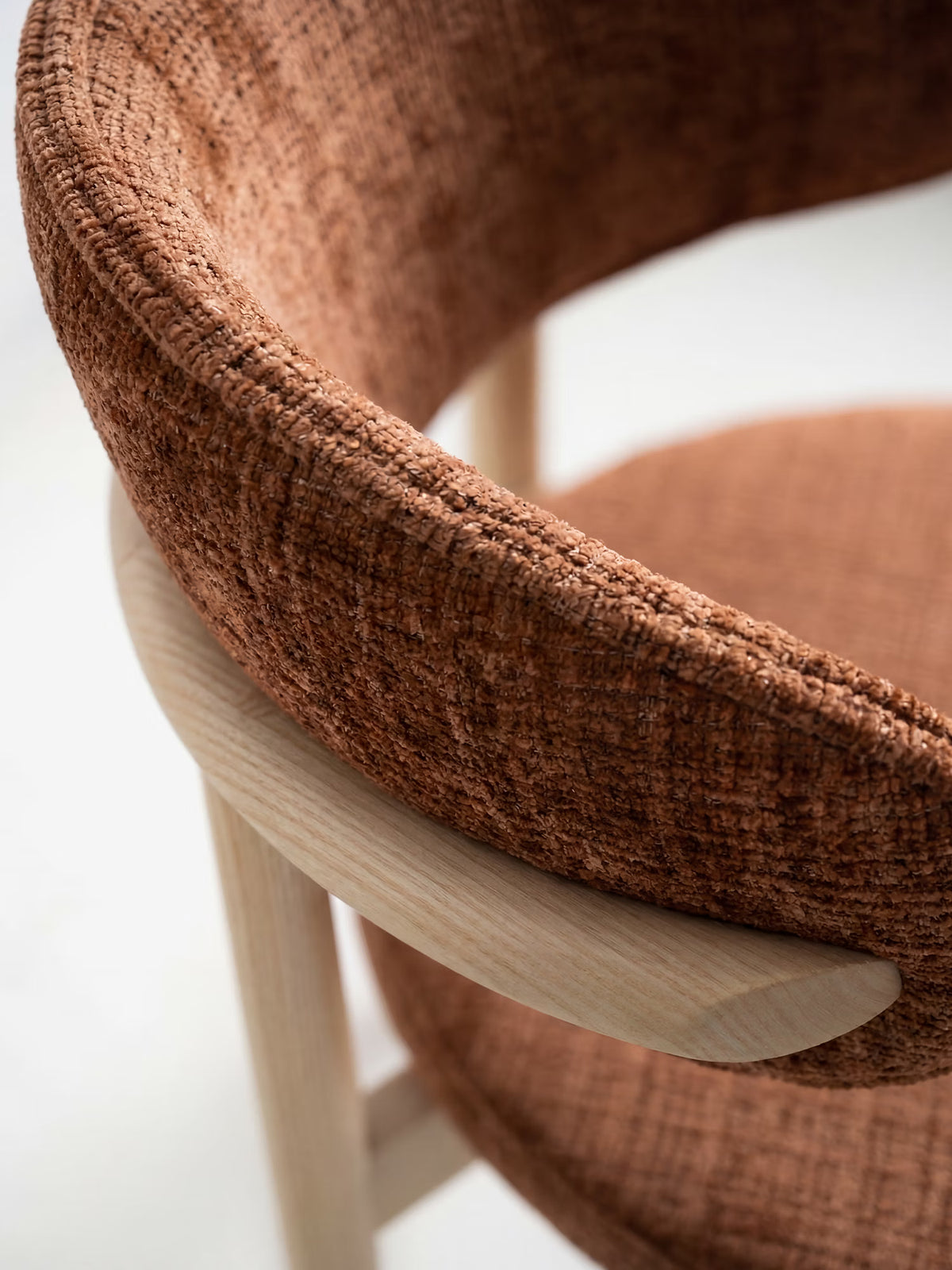 Dafne Chaise design en bois massif de chêne naturel et chenille terracotta