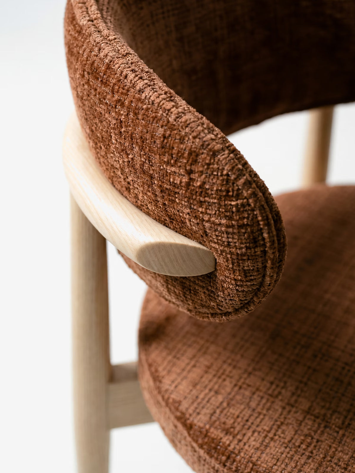Dafne Chaise design en bois massif de chêne naturel et chenille terracotta