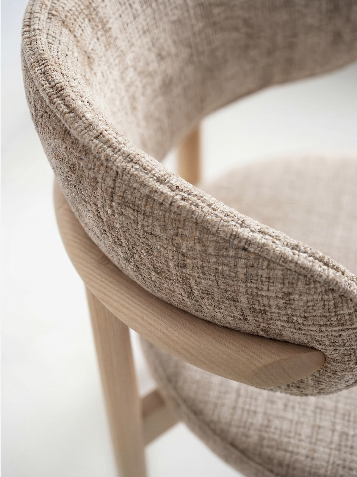 Dafne Chaise design en bois massif de chêne naturel et chenille terracotta