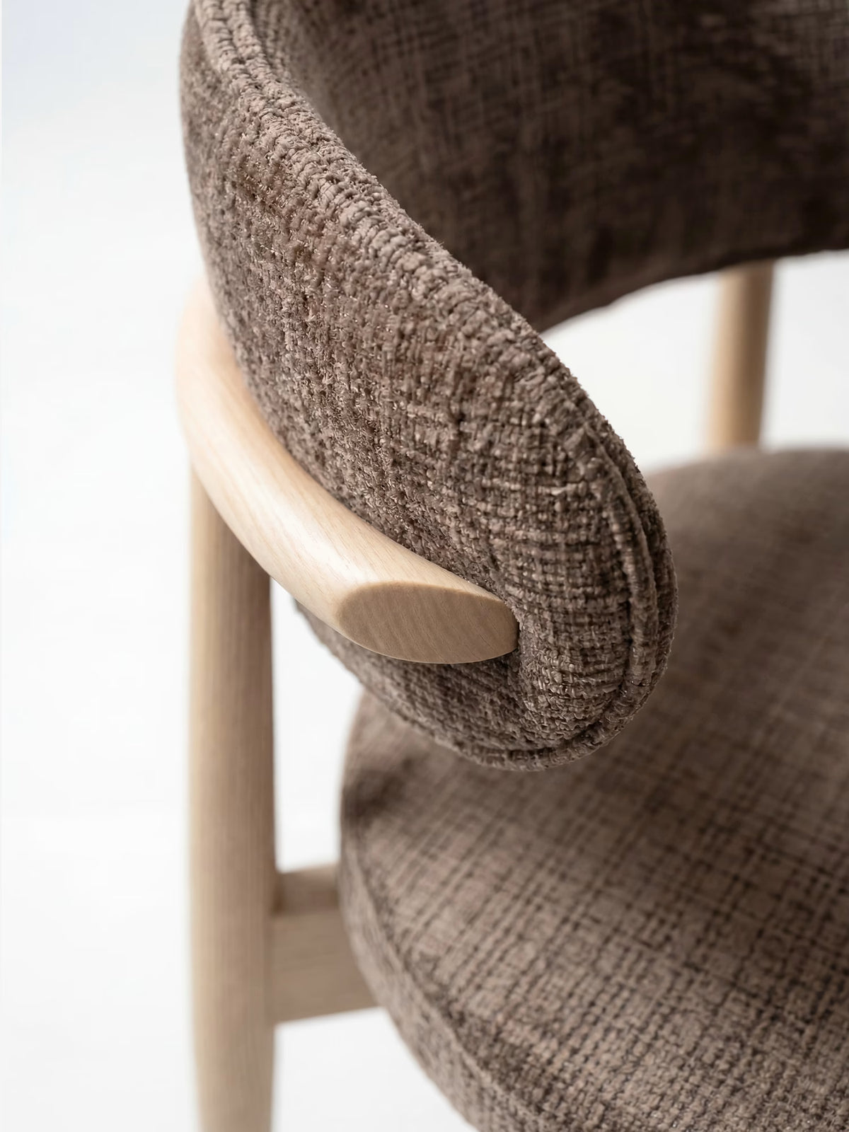Dafne Chaise design en bois massif de chêne naturel et chenille terracotta